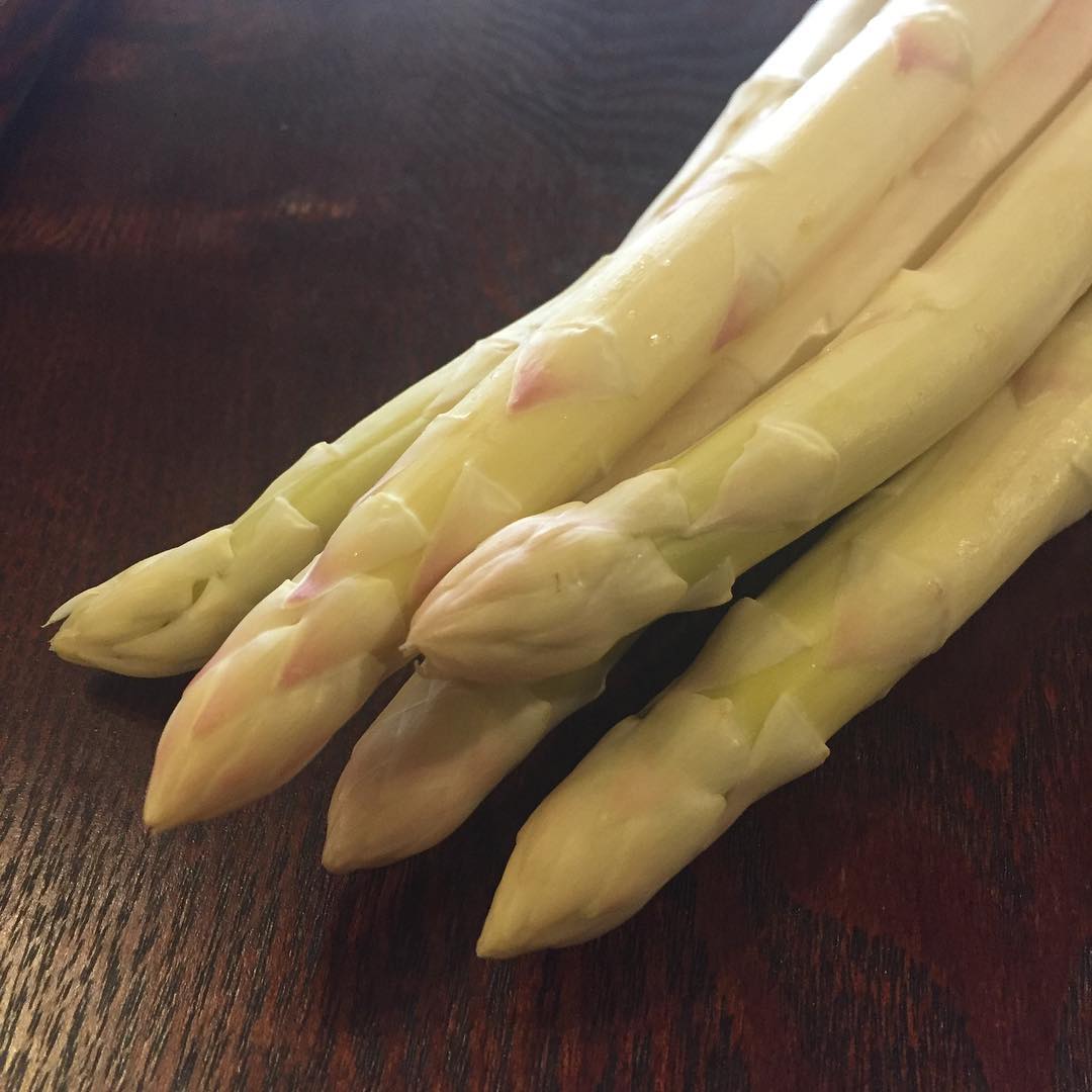 大家さんであるヒロヤショップさんで仕入れました、立派なホワイトアスパラ！これから茹でて新メニューになりますよ！今の季節だけの美味しさです。（麻）