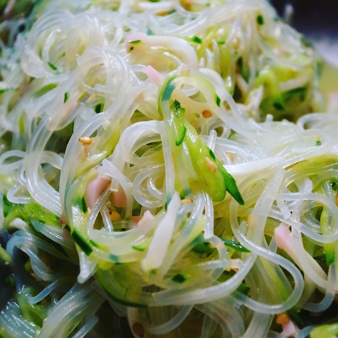 と、そんな山椒煮には小さく春雨サラダを添えて…あー、いつもお通しなんかの役回りが多いですが、なにげに人気の夏の一品！ワタクシも大好きです！（お）