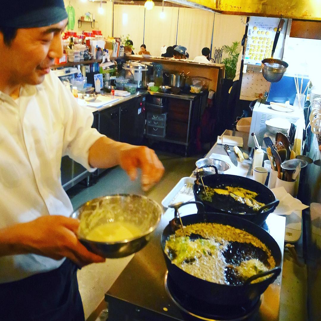 さてと今年のGWも後半戦！いいお天気でしたね〜と、えぇ、すかっと冷えた生ビールはナベさんがシュワ〜っと山菜の天ぷらを揚げてくれますよ〜！ぜひぜひ〜！（お）