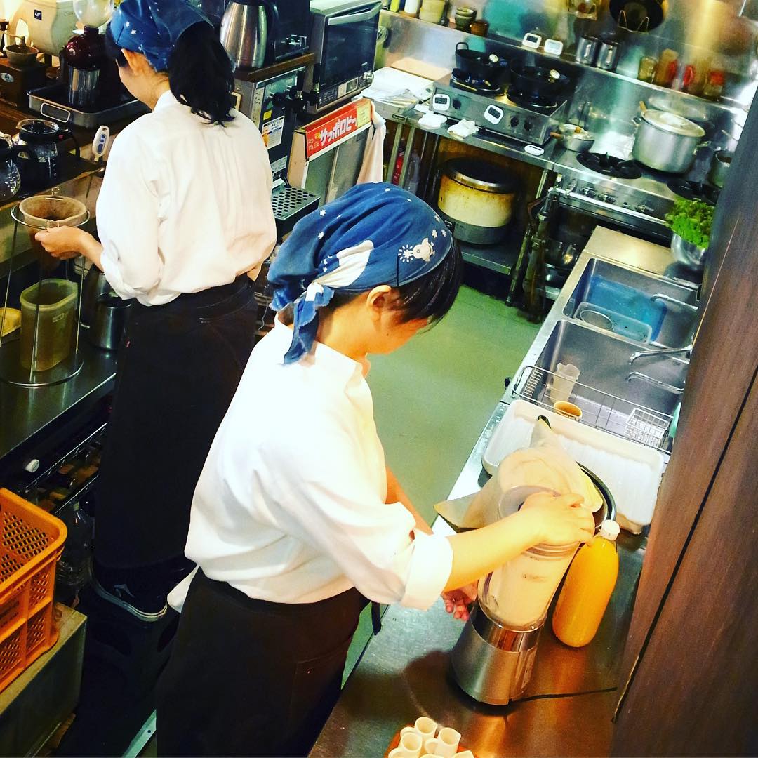 さてとランチ営業開店直前ではありますが、ホールスタッフのみなみちゃんは小さな台に乗ってアイスコーヒー抽出中…店長ミヤザキはスタッフ用の賄い元気ドリンク作り中！さて、開店しますよ！よろしくお願いします！（お）