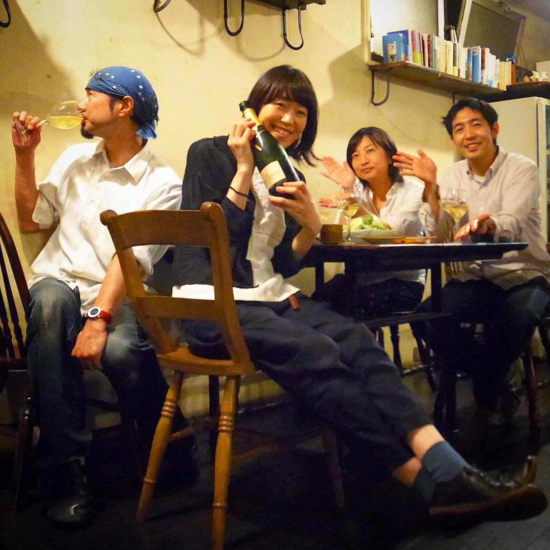 さてと昼夜共にまずまず忙しかったね5月最後の日曜日…今週の営業もお終いでお疲れさんの仕事上がり、おなじみナベさんとぬまっち…先日彼女の結婚祝いにお客さんからいただいたシャンパンをおっそわけです！みんなでカンパイうれしい夜！（お）