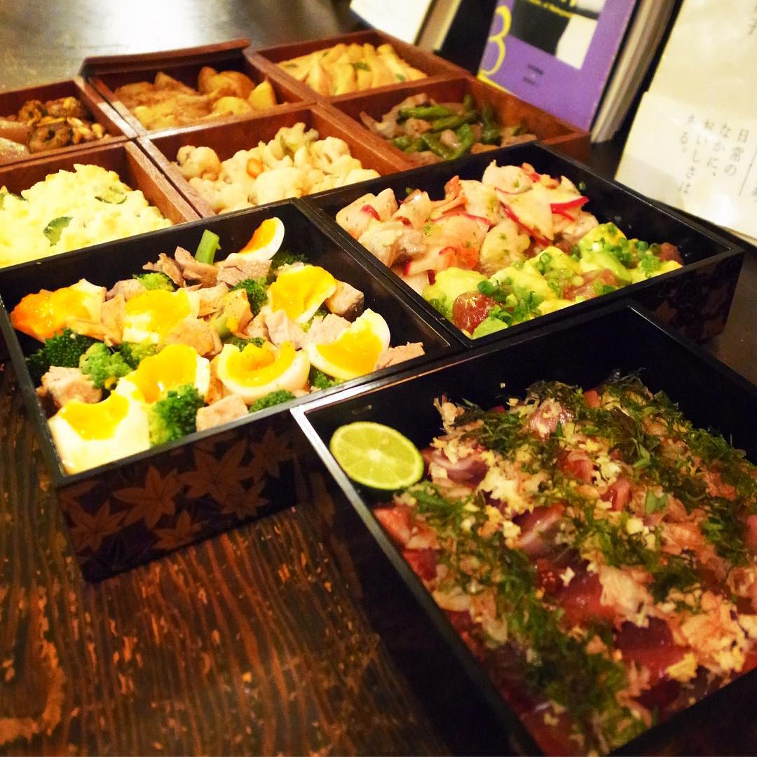 昨夜のご予約、前菜はぜひ重箱で！とのリクエストにお応えして鰹の土佐造りをはじめとしたおつまみ盛り合わせ！わいわいみんなでつつく重箱オードブルもなかなかイイネ！（笑）（お）