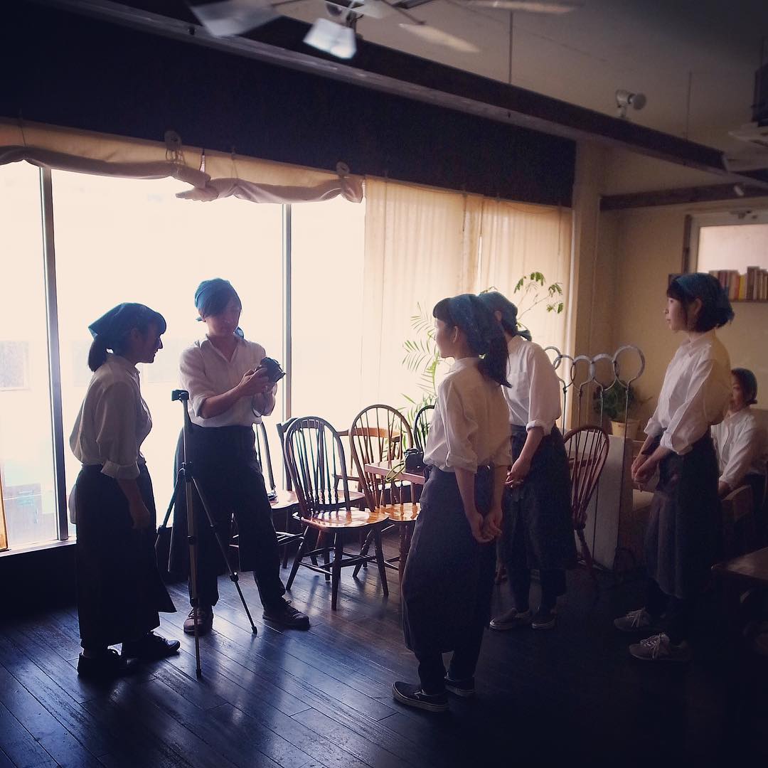 さてと木曜日…今日の午後はスタッフ一同大集合！で来月は13周年のポスター撮影会！ー、あとはワタクシの仕事ですな、えぇ、がんばります、ハイ（お）