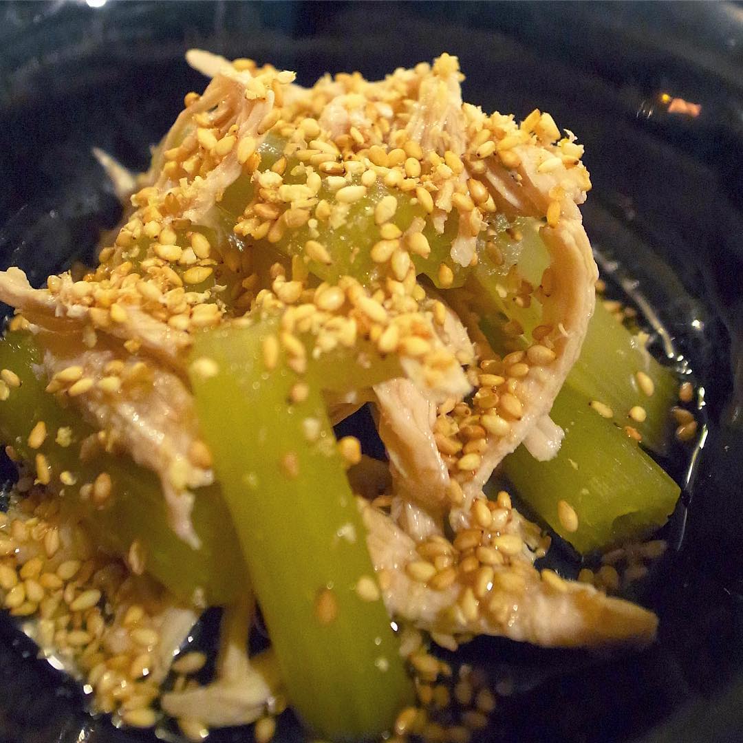 と、そのふきは昨夜からの新メニュー「ふきと蒸し鶏の煮びたし（ごま風味）」！いや、やさしいお出汁でさっと煮合わせたらたっぷりごまにごま油！今夜ぜひ〜！（お）