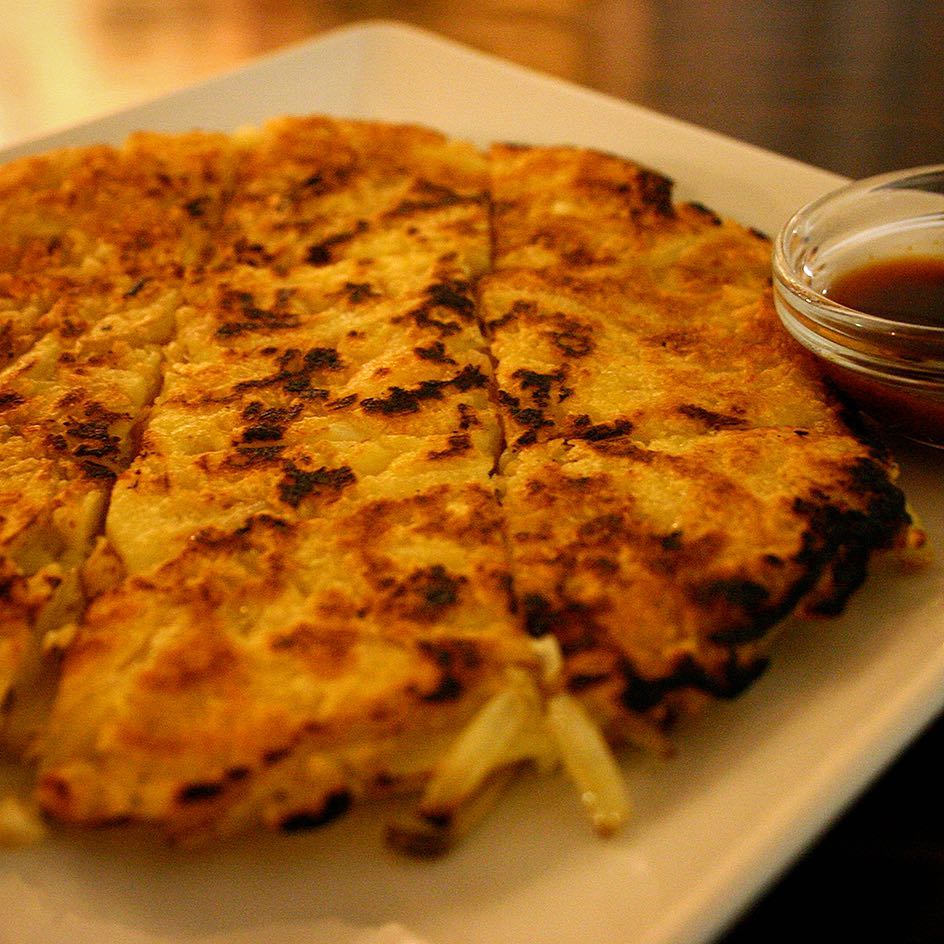 さてとしばらくチャーハンがあったせいでメニューから外れておりました準レギュラーの人気メニューはチヂミ！久しぶりに「新じゃがとエビのチヂミ」で復活！自家製コチュジャンだれてどうぞ！（お）