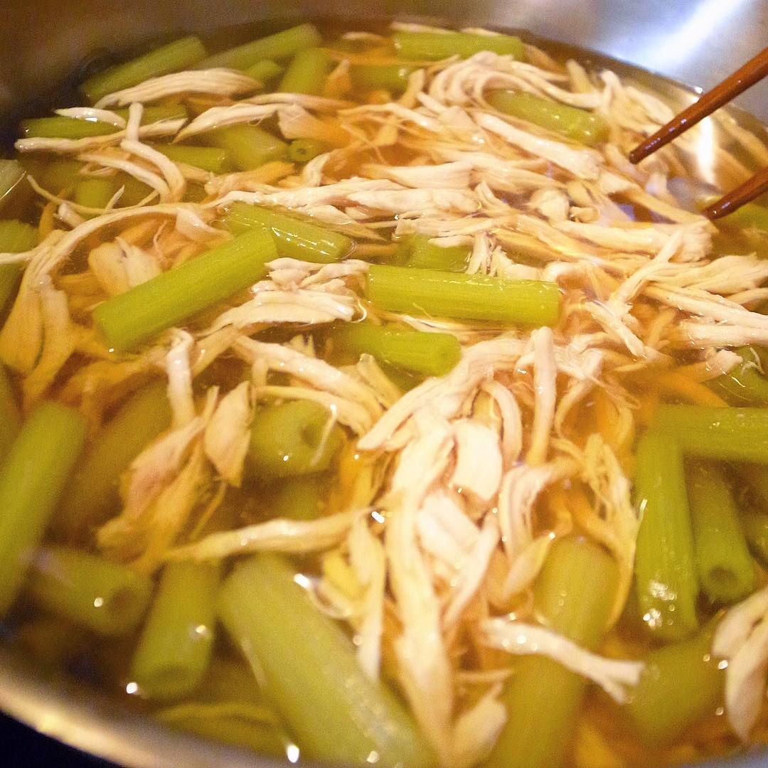 地味なメニューだけど店長ミヤザキ大のお気に入り！は「ふきと蒸し鶏の煮びたし」！やさしいお出汁でさっくり煮たみずみずしいふき、最後にさっと蒸し鶏を合わせたところ！この塩梅が大事な訳ですね！（お）