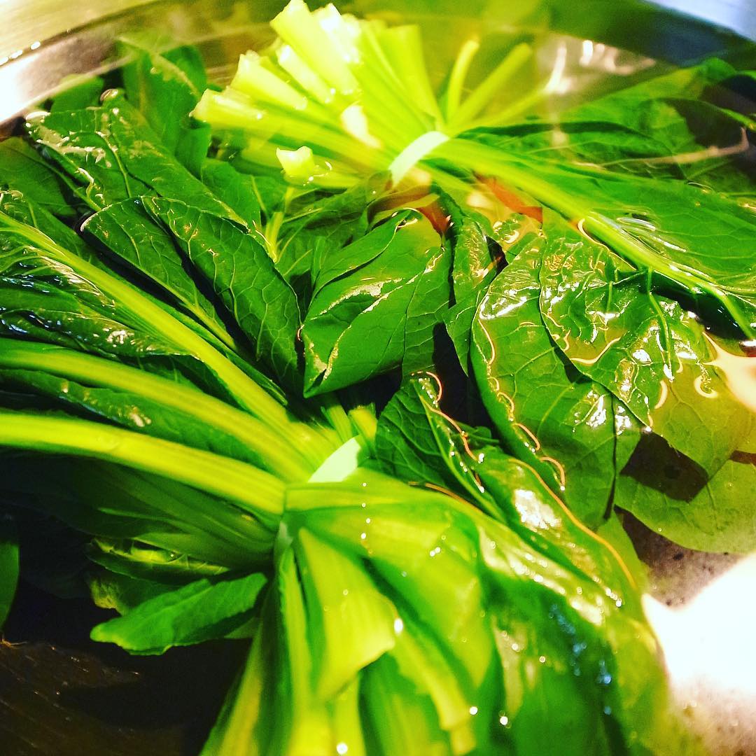 キッチンにはさっと茹でした小松菜の緑！（からしあえになります）（お）