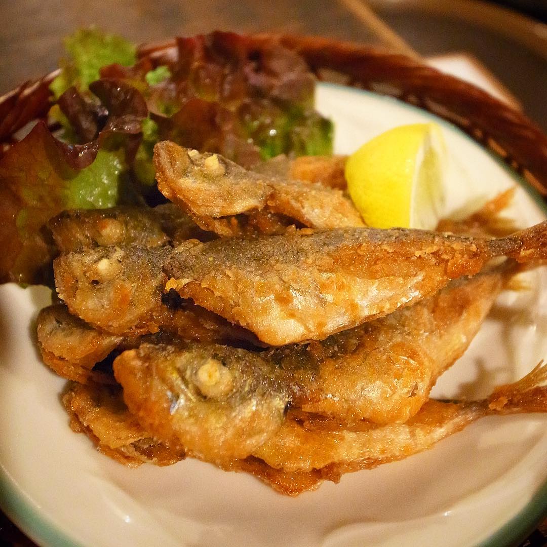 さてと今夜のおススメは…昨日から登場！なんと10年ぶり！「小アジのから揚げ」！いや、もうシンプルすぎるほどシンプル！からり揚げたてあつあつ小アジ！レモンを絞ってアタマからパクリといこう！すかっとGWビールのおともに！（お）
