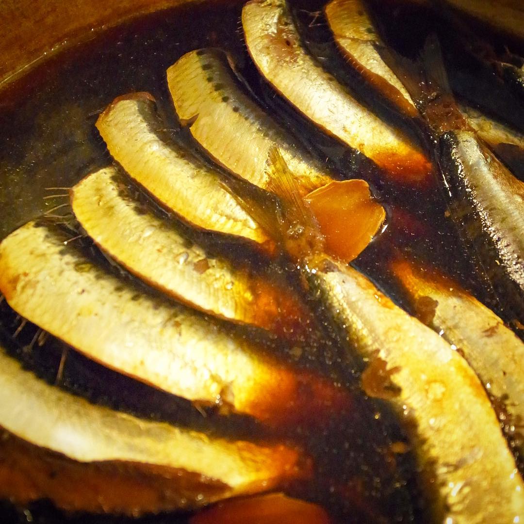 さてと雨ですなと、今日のあるだけランチはいわし！「いわしの山椒煮定食」！元気出そうですよね！山椒がイイネ！（お）