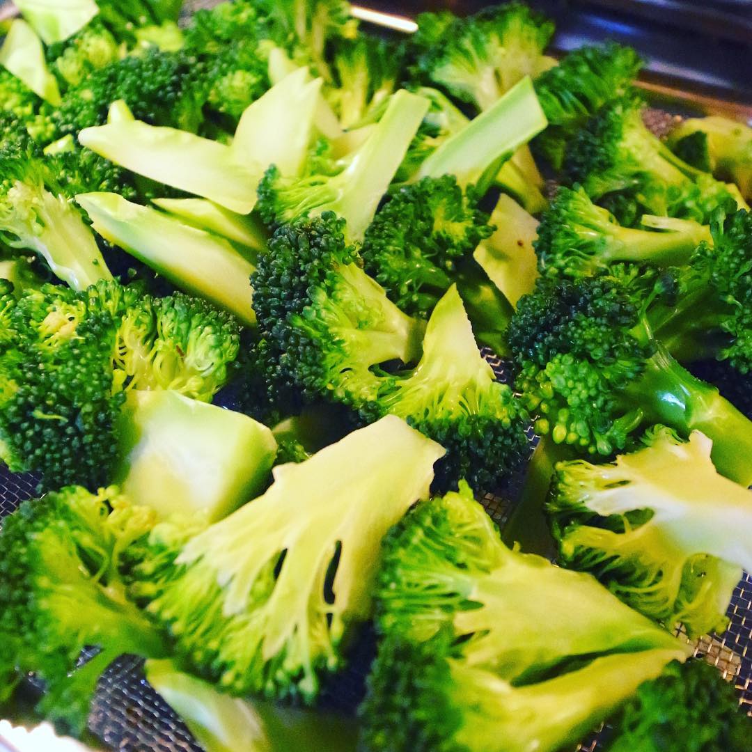 こちらもさっと茹でしたブロッコリーの緑！（にんにく塩炒めになります）（お）