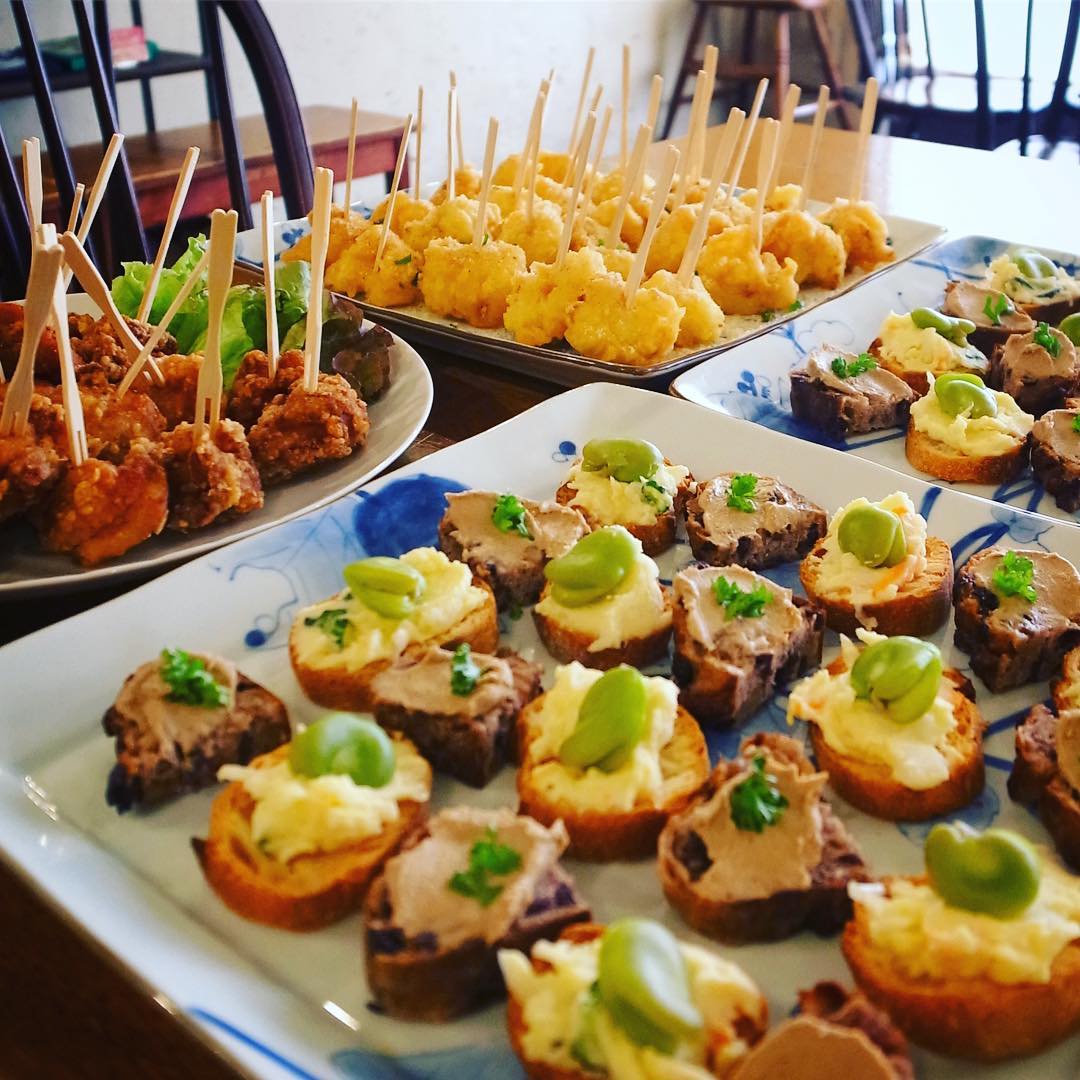 さてと半袖が気持ちのいい5月の土曜日！と、午後はビル地下はヒロヤショップのワインセラー、若旦那のタカヒロさん主催の音楽とワインの集いに…片手でつまめるオードブルをご用意！カナッペにチーズフリット、鶏のから揚げにパナードと盛りだくさん！楽しくおいしい会になりますように！（お）