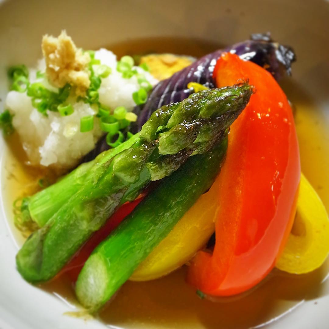 さてと今日もいいお天気ですよと日曜日！今夜のおススメは「夏野菜の揚げだし」！注文が入ってからからりと揚げたてあつあつ夏野菜は茄子にかぼちゃ、パプリカ、アスパラ！そのままさっくりやさしいお出汁で揚げだしですよ！ぜひ！（お）