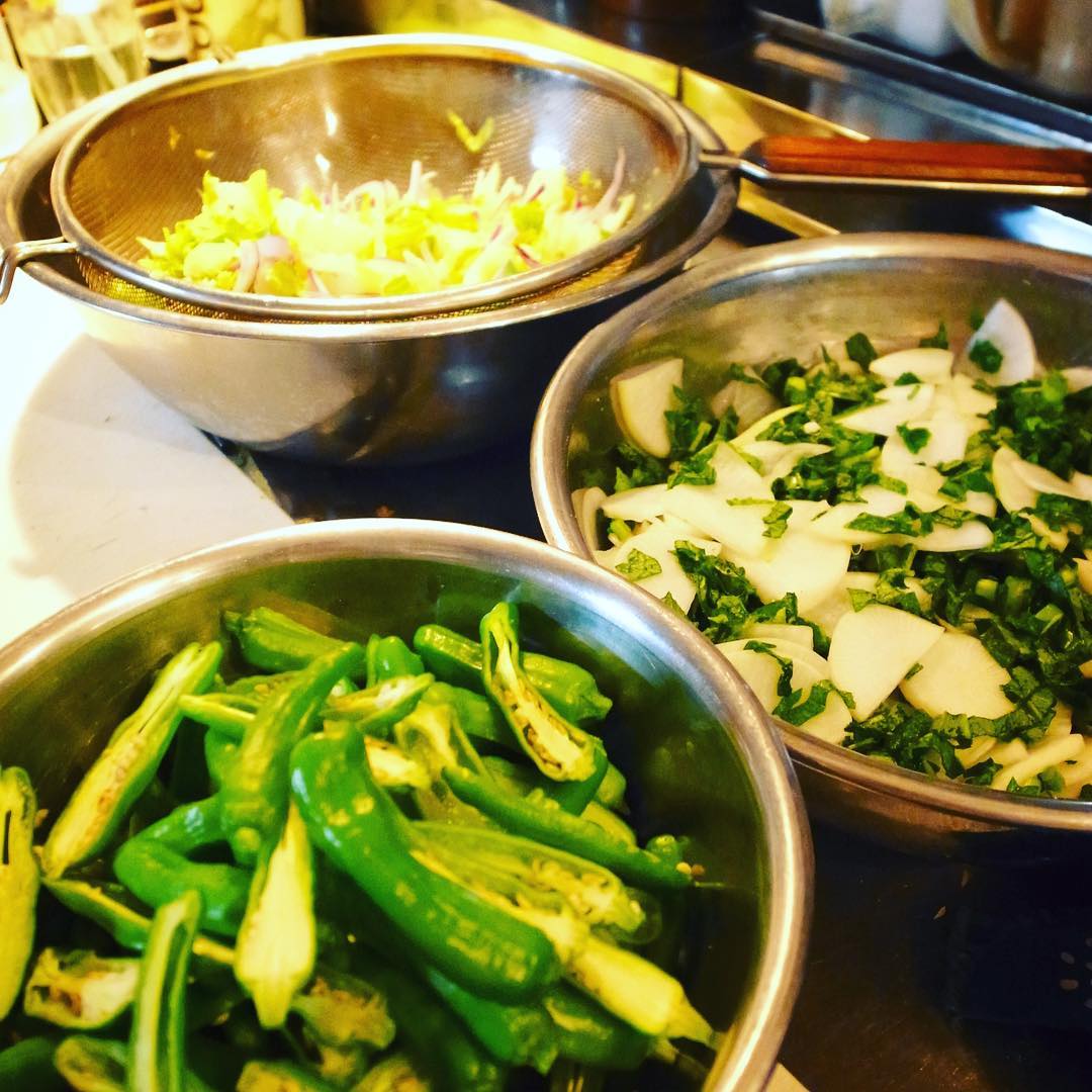 さてと定休日明けの火曜日…キッチンは店長ミヤザキの前にはざくざく切った野菜のボウルが3つ…アレとアレとアレですなと解ったヒトはかなりのツウですね！（笑）今週もおいしいごはんがたくさんあるよ！（お）