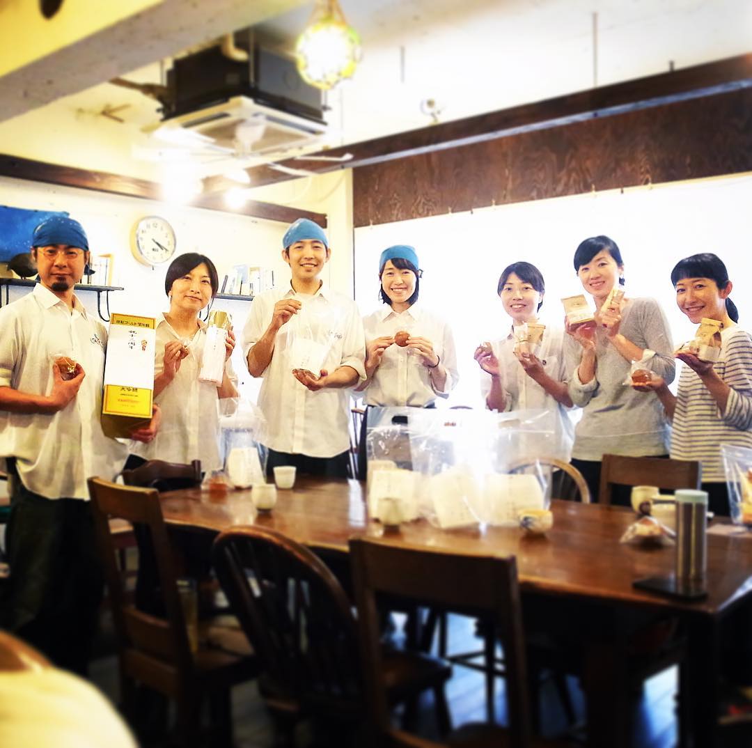 さてと久しぶりに大忙しのランチも終わって…すたたたと届いた荷物は開店のお祝い！元スタッフはおーみちゃんから地元の素麺とお米のセット（なんと人数分！）まっつんからはまた金粉入りの日本酒！（笑）そしてワタクシドモの古くからの友達からは恒例のバウムクーヘン、一緒にここをはじめた元オーナーはこいけ菓子店深澤からはたくさんのチョコバナナマフィンを…いや、みんなありがとう！ホントうれしいです！（お）