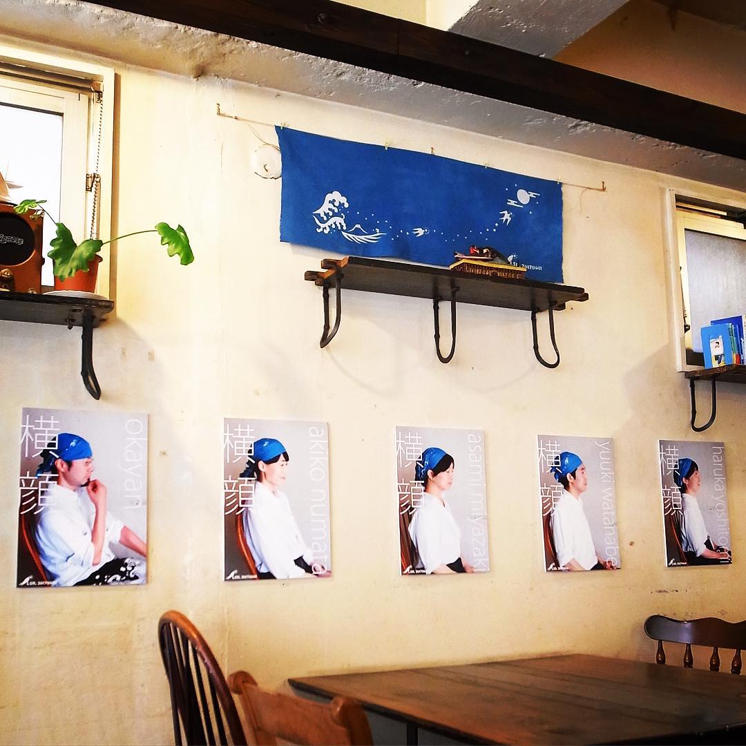 さて、昨日ちらりとお知らせした今年のメンバー紹介がわりのポスター展は「横顔」…こんな感じで飾っますよと、実は今回はワタクシドモオーナー夫婦、藍染から柄を抜いてと…オリジナルの手ぬぐいを作った、その手ぬぐいのためのポスター展（お）