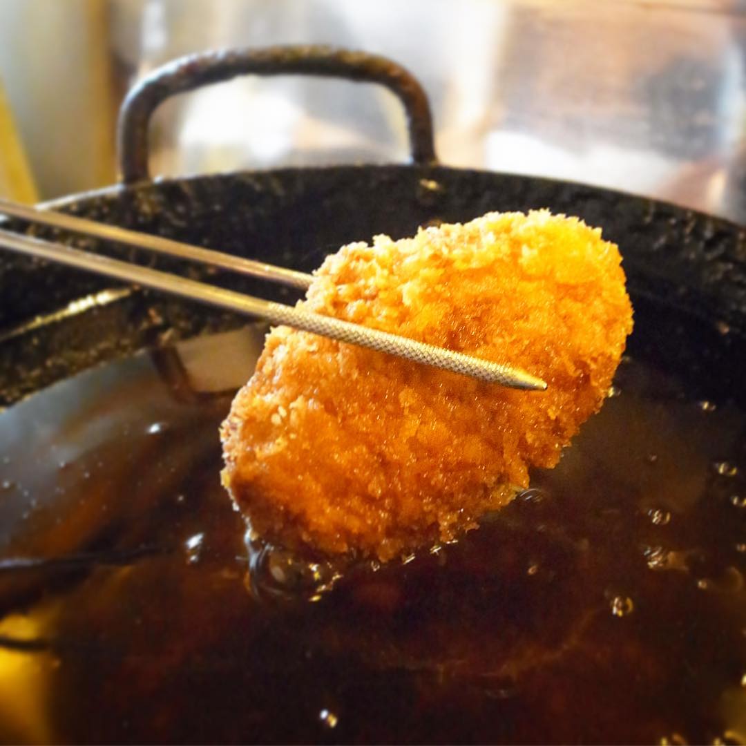 あー、ホントさ、ご予約時間にいきなりドタキャンはホントコマリマスと（アイタタタ！）、いやいや、それでもメンチカツはからりと揚がってめちゃくちゃイイネ！土曜の夜、気をとりなおして行こう！（笑）（お）