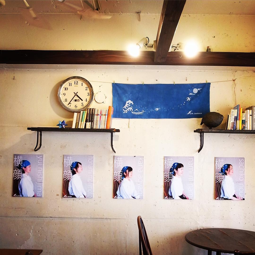 と、今回ははじめて写真を撮るスタッフも多かったし、真正面から撮られるのはなかなか恥ずかしいものでさと（苦笑）、手ぬぐいの柄をちらりとお見せしたいというのもあって「横顔」と…いや入り口側はパートタイムスタッフさん（奥側はレギュラーのスタッフ）（お）