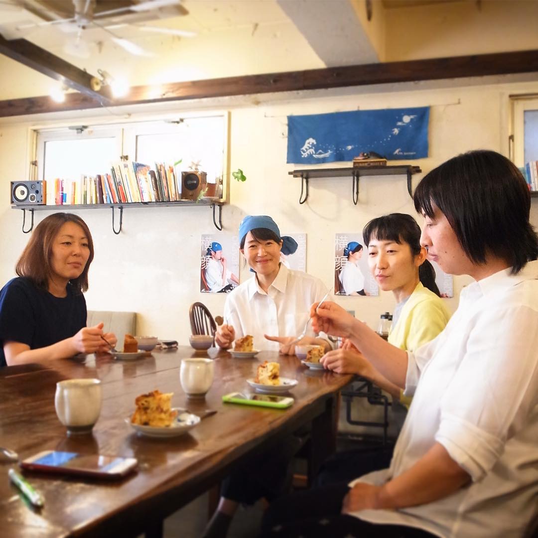 昼賄いあとのお茶タイム…店長ミヤザキ自宅で作った干しりんご、こいけ菓子店深澤にお願いしてケーキにしてもらったよ！と、ちょっと豪華なお茶請けでした！ごちそうさまです（お）