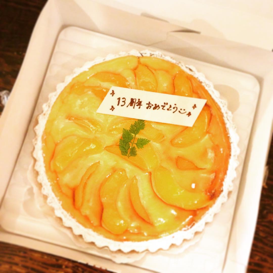 先日ランチにご来店したのは元スタッフくろちゃん！13周年祝いに桃のチーズタルトを差し入れてくれました！まかない後のコーヒータイムにみんなと一緒に近況報告がてらワイワイ、美味しく楽しい時間だったね、ありがとう！（ぬ）