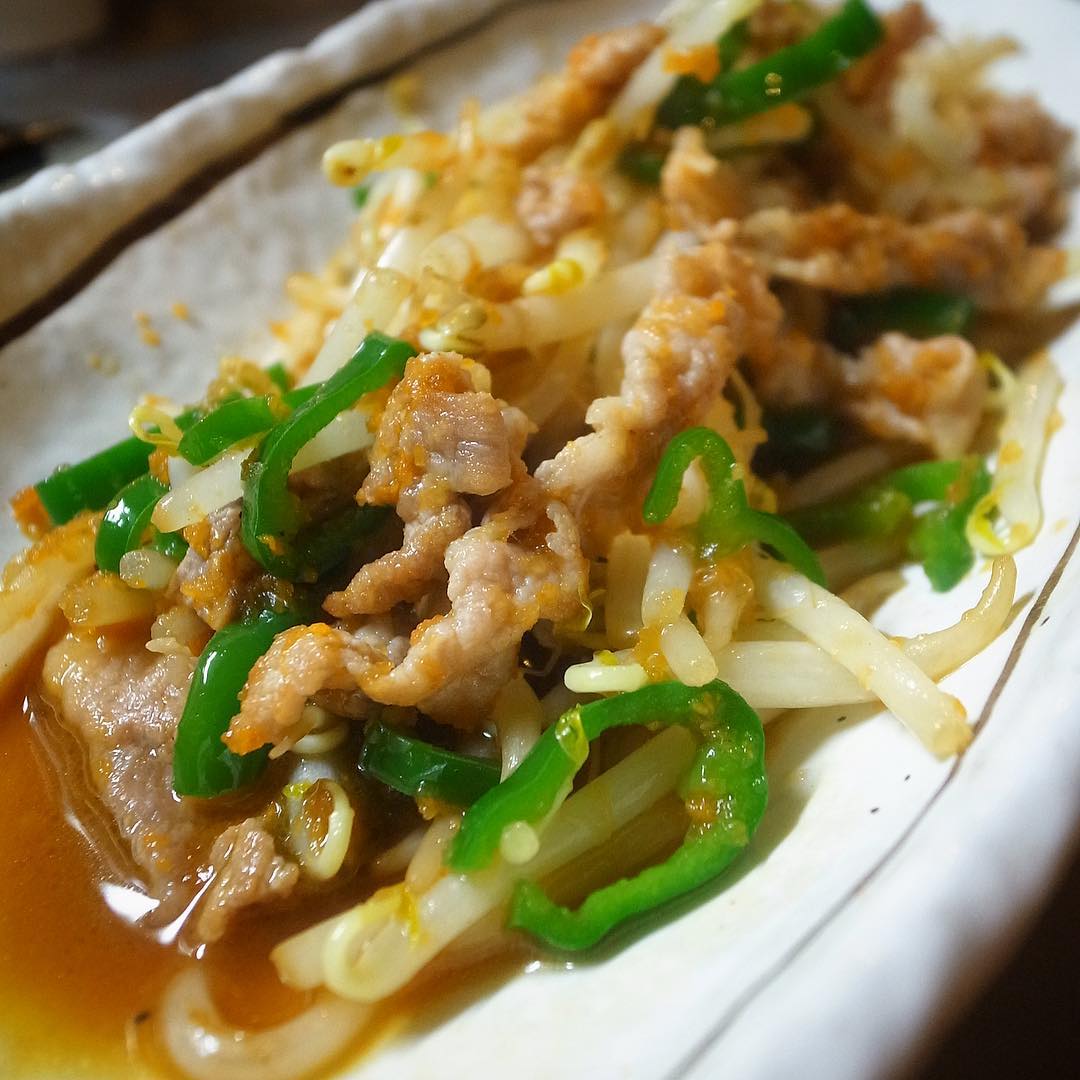 と、今週末は日替わりメニューで復活！長年に渡り当店定番炒めものメニューは「豚肉ともやし、ピーマンの香味炒め」！今回豚肉増量でさらにおいしい！おなじみ人気の香味だれがうまい！ごはんにもうってつけ！（お）