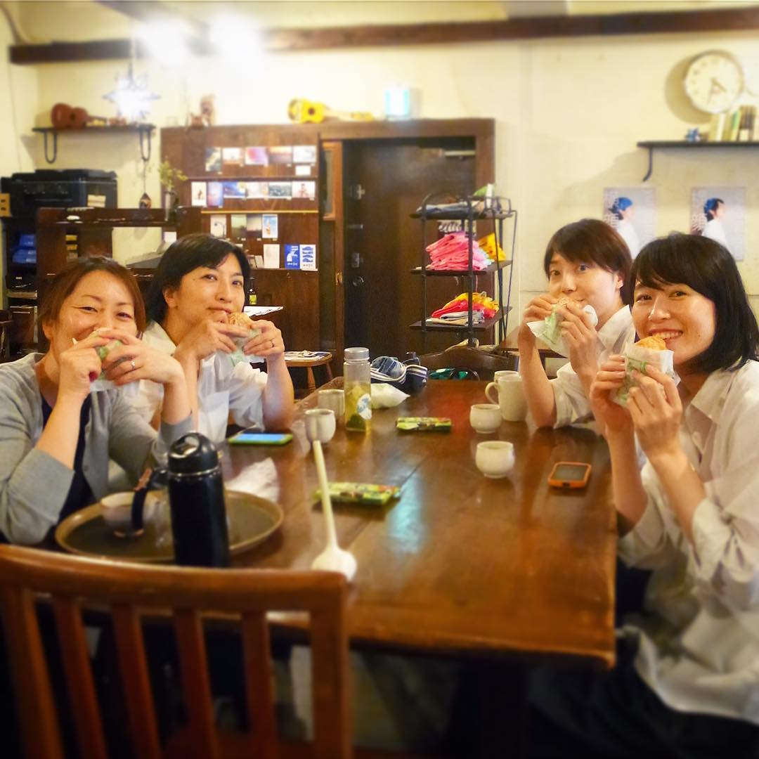 さてと日曜日お昼の賄いあとのお茶請けは…本日遅番キッチンはナベさんの恥ずかしい遅刻のお詫びのきな粉のシュークリーム！いや、大変おいしうございました！と…なんで恥ずかしいかはこのあとWebで！（笑）（お）