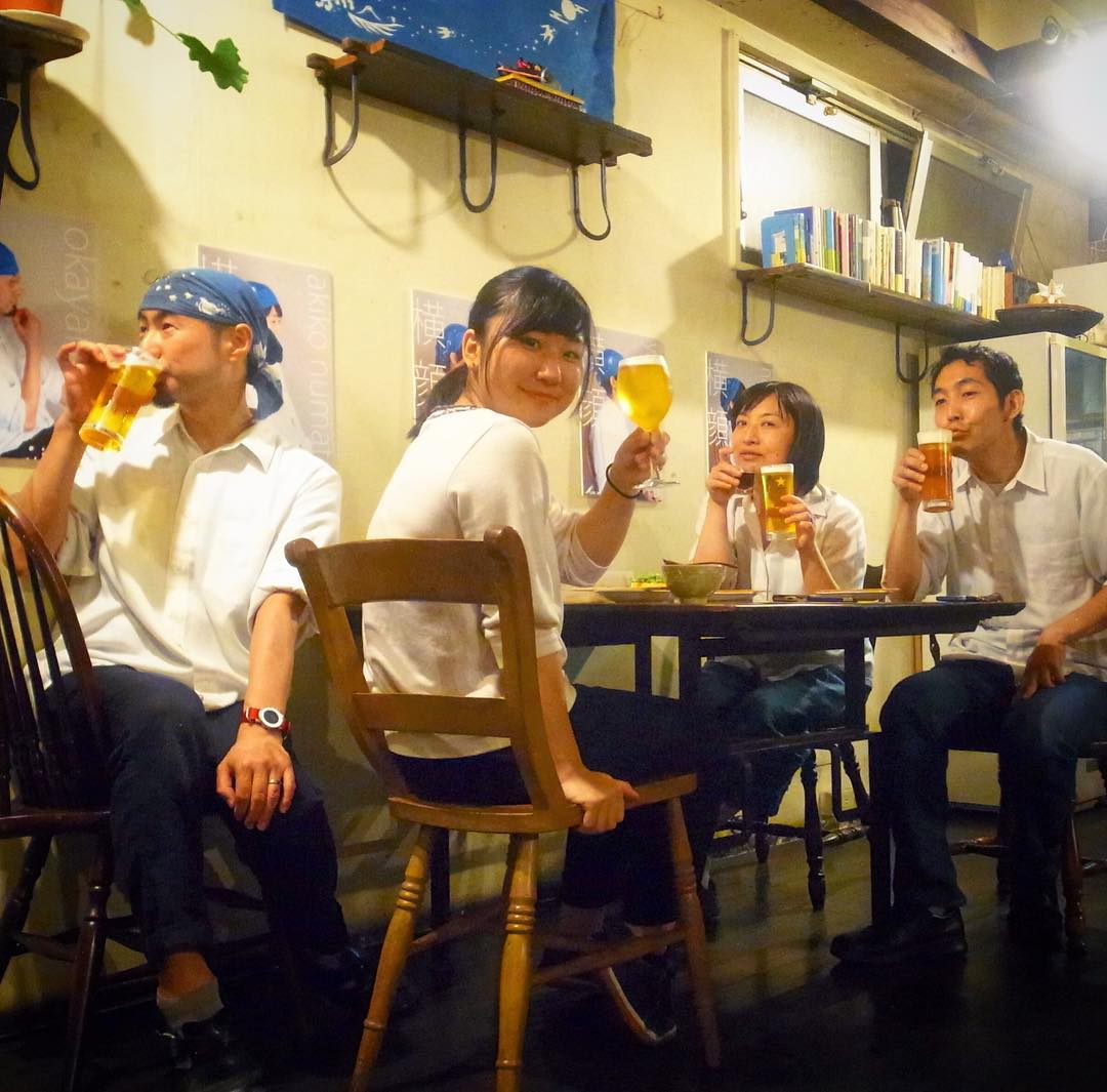 あー、お店的にはそんなに忙しい訳ではなかったけどさとこの一週間…ま、それでもやっぱりちゃんと疲れはする訳でと（苦笑）、日曜日の夜、仕事上がりは大学生スタッフのやぎちゃんもいっしょにお疲れさんの乾杯ですよ！あー、ひとまずあしたの月曜日は定休日のお休み、よろしくお願いしますね〜！（お）