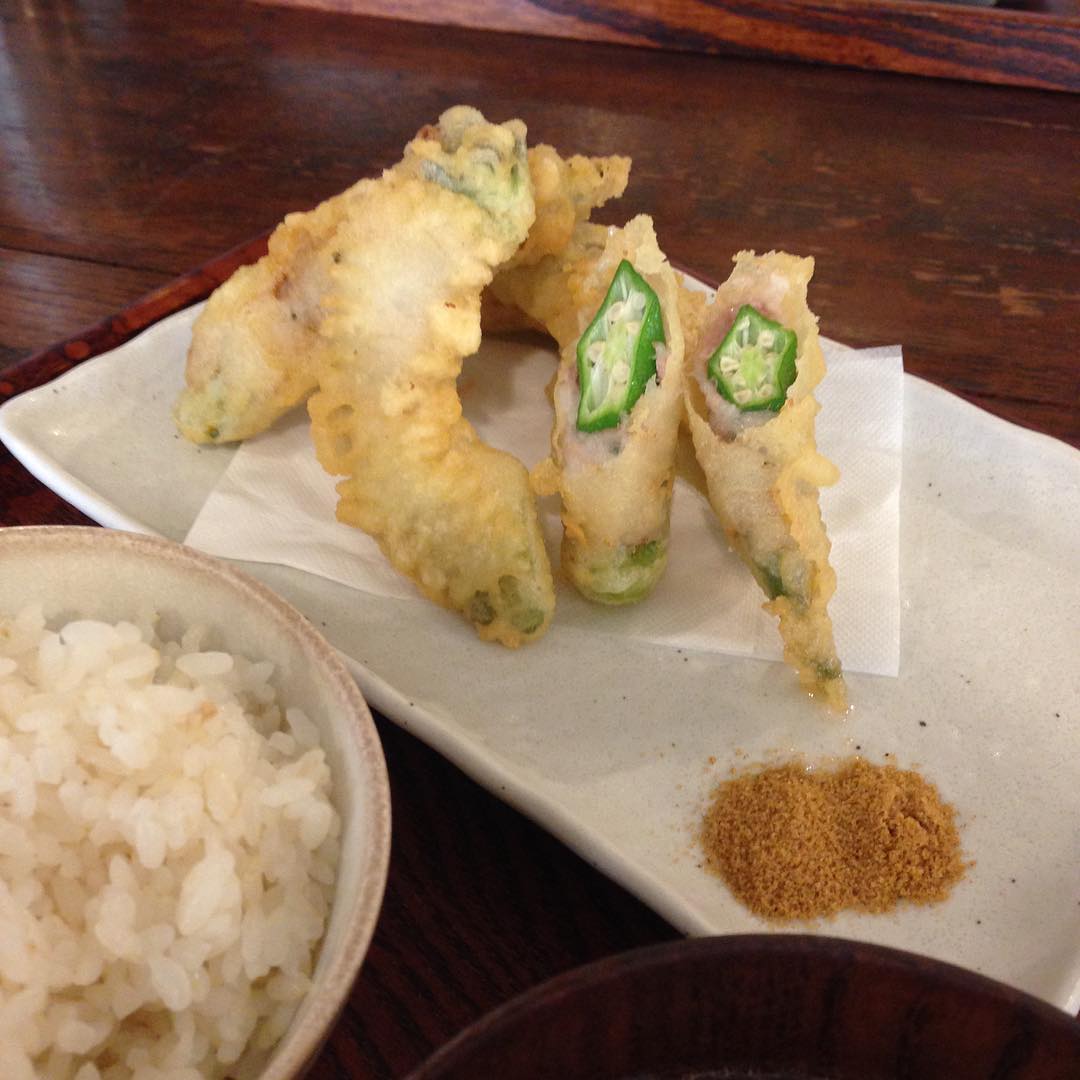 今日のまかないは「ゴーヤとオクラの豚巻き揚げ」です。
前回は売り切れで食べれなかったので今日は食べれて大満足。炒めたり生ではよく食べますが揚げたのは初めて。ゴーヤの苦みと豚肉の脂がよく合います。今度、家でも作ってみようと思います。（い）