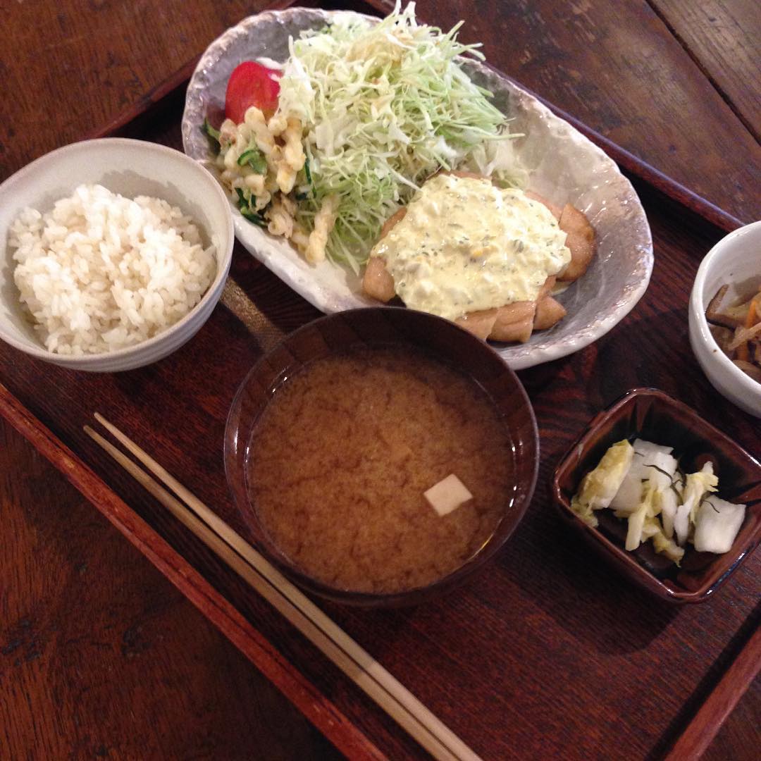 今日のまかないは「甘酢チキン.タルタルソース」です。
柔らかい鶏肉に甘酢とタルタルがよく合います。
夜のメニューでトリカラがあります。タルタルソースでぜひ食べてみてください。（い）