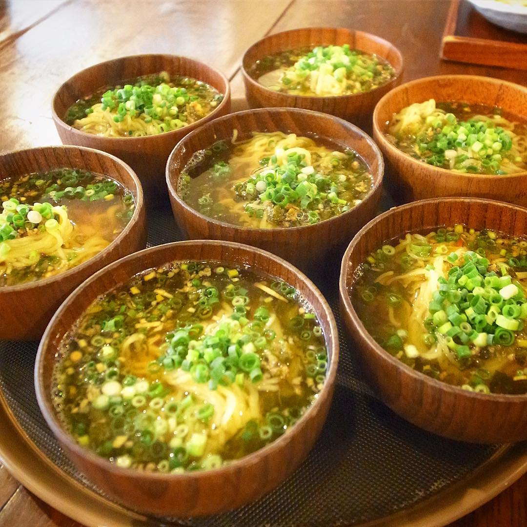 あー、先週は大人気の大好評！リトスタラーメンは「高菜そぼろのあっさりラーメン」！店長ミヤザキが特別に昼賄いに作ってくれました！スタッフ一同よろこぶヨロコブ！（笑）あー、おいしかったね！（お）