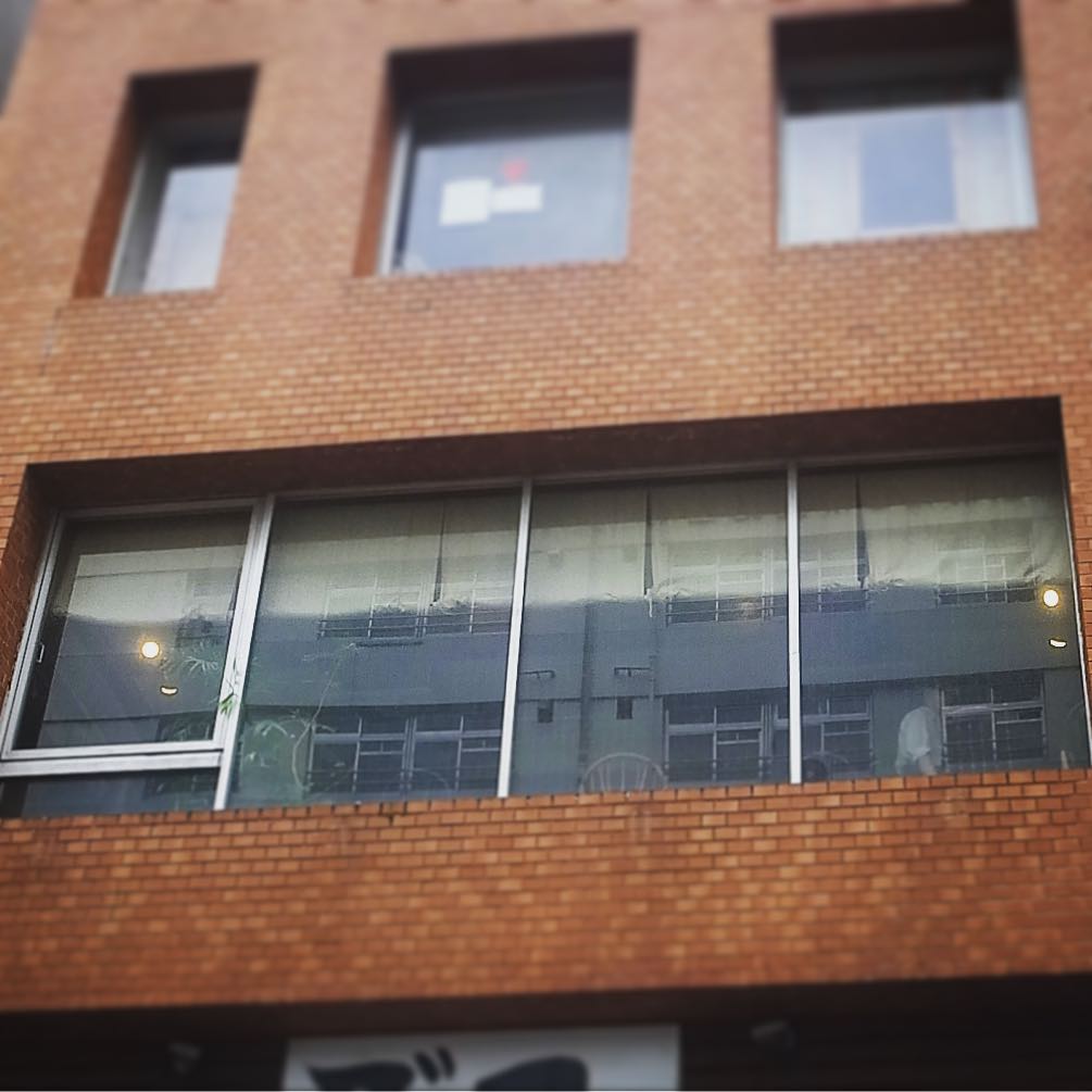 あー、三鷹駅南口中央通りはお祭りだからという訳でもないけど、昨夜から窓ぎわカーテンを半分開けて営業中…昼間はあんまり中の様子がわからないですな（お）