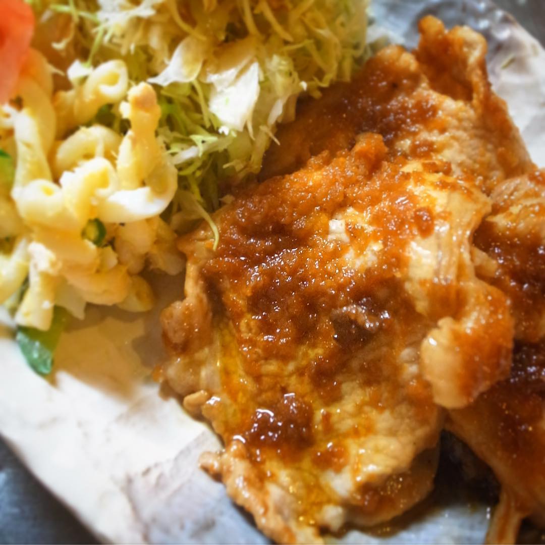 開店の頃から人気は香味だれ！豚肉にじゃじゃっと絡めて焼いた香味焼き！今夜も登場！ごはんにビールにうってつけ！！（お）