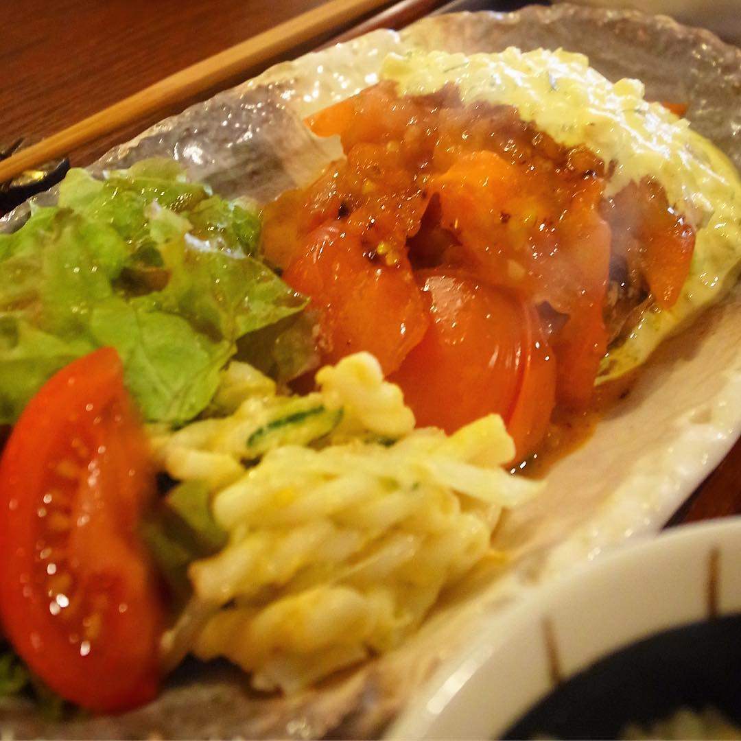 さてと夏のランチはついに出た！全部のっけは「フレッシュトマトのハンバーグ・タルタルソース」！いや〜、ちょっぴりゴージャスなお昼の一品ですよ！この夏一回くらいはたべたいな！（笑）（お）