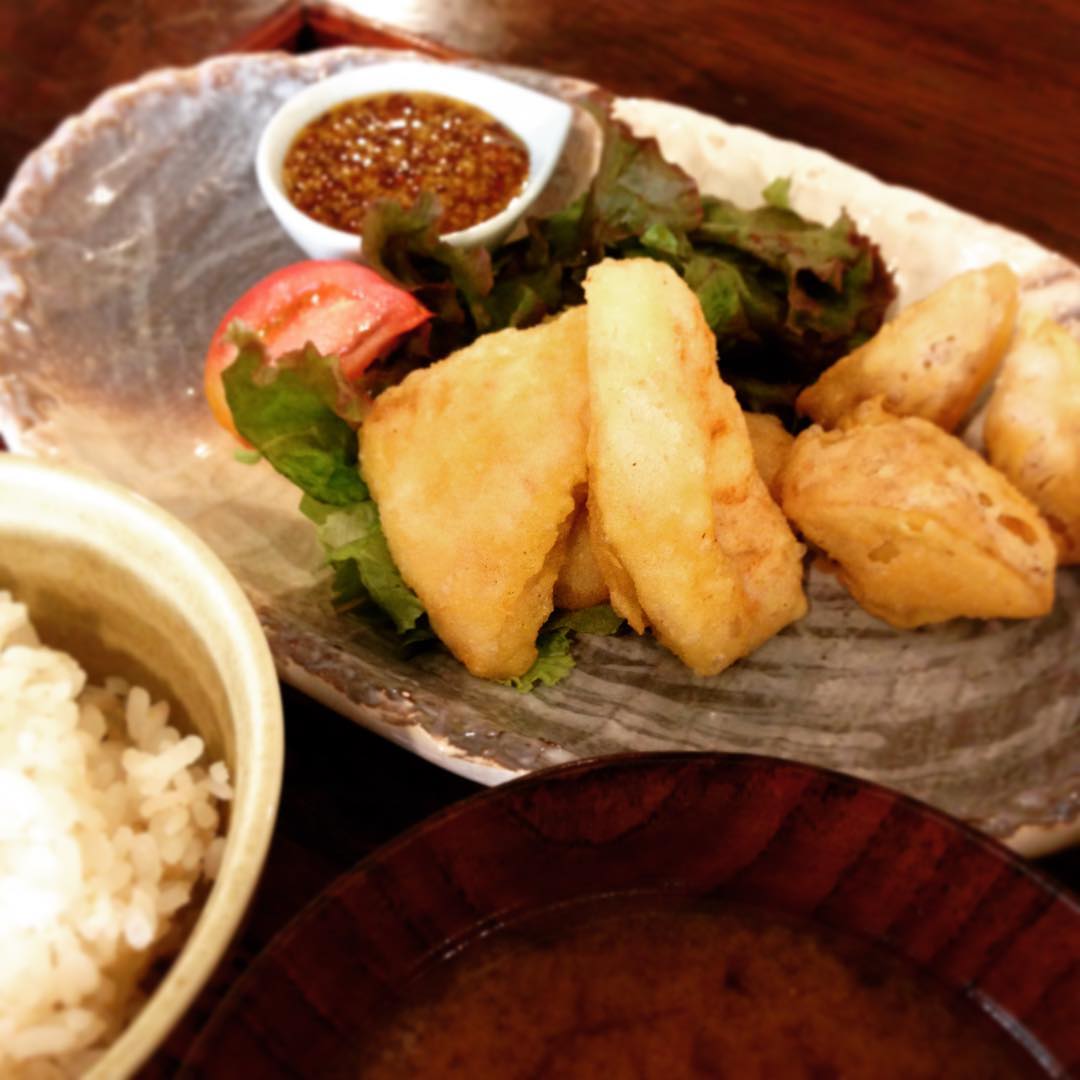 今日のまかないは、「まかじきのトルコ揚げ」です。
売り切れることが多い人気メニューですが、今日は幸運なことに食べることができました、ラッキーデーです。
うめです、昨年卒業してからも隠れキャラのように毎月ちょこちょこお手伝いさせてもらってましたので、これは辞めてないんじゃないか...と自分でも思っておりました。そして今月、、これはもうリトスタ復帰ということで、、ということでまたリトスタで働かせてもらうことになりました。ちょこちょことではありますが、またよろしくお願いします。(うめ）