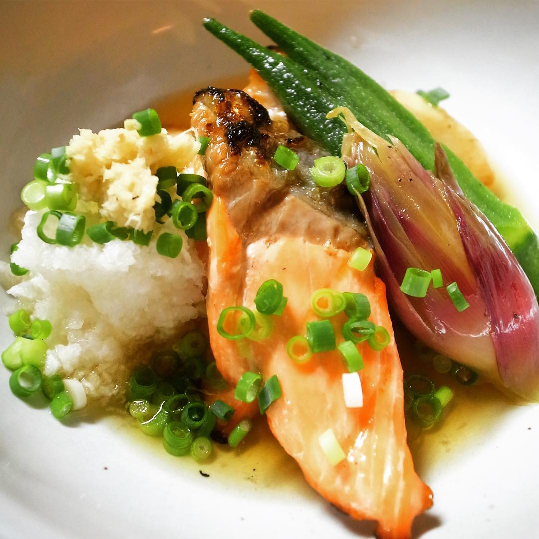 世の中的には三連休明けの1日短い一週間でしたが、えぇ、なんだかんだ梅雨明けもしたし疲れるものですねと金曜日、今夜はホッとするよなやさしい一品は「鮭と長芋、茗荷の焼きびたし」がおススメですよ、ホッとしにリトスタにおいで！（お席は潤沢）（お）