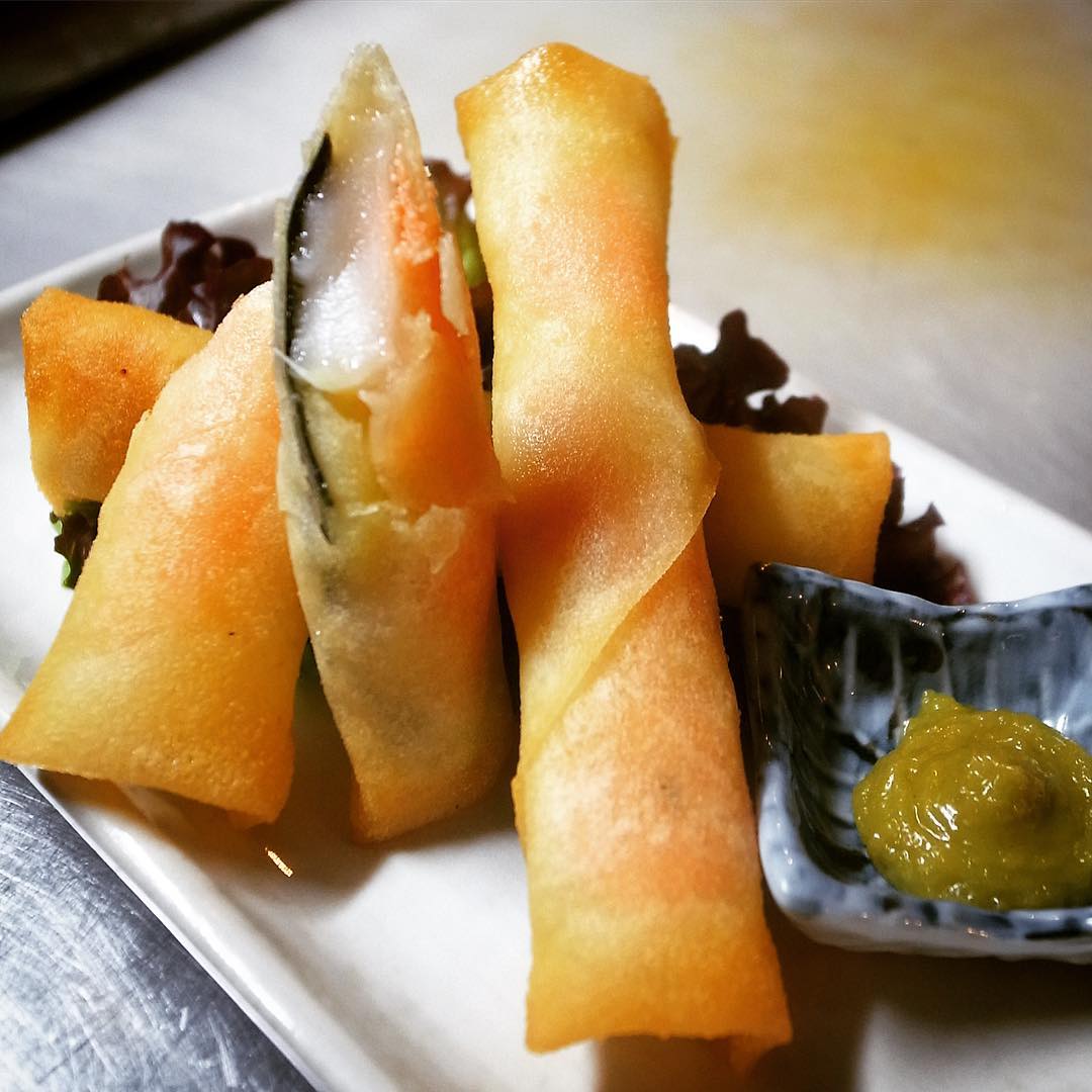 日曜の夜は東京都議会選挙の投票日！今夜のビールのおともは「めんたいこ・もち・チーズの揚げ春巻」！いや、めんたいこにチーズとそのままでもおいしいですが、お好みでわさび醤油で！ややプリン体多めのメニューですが、だからこそビールにうってつけ！（苦笑）（お）