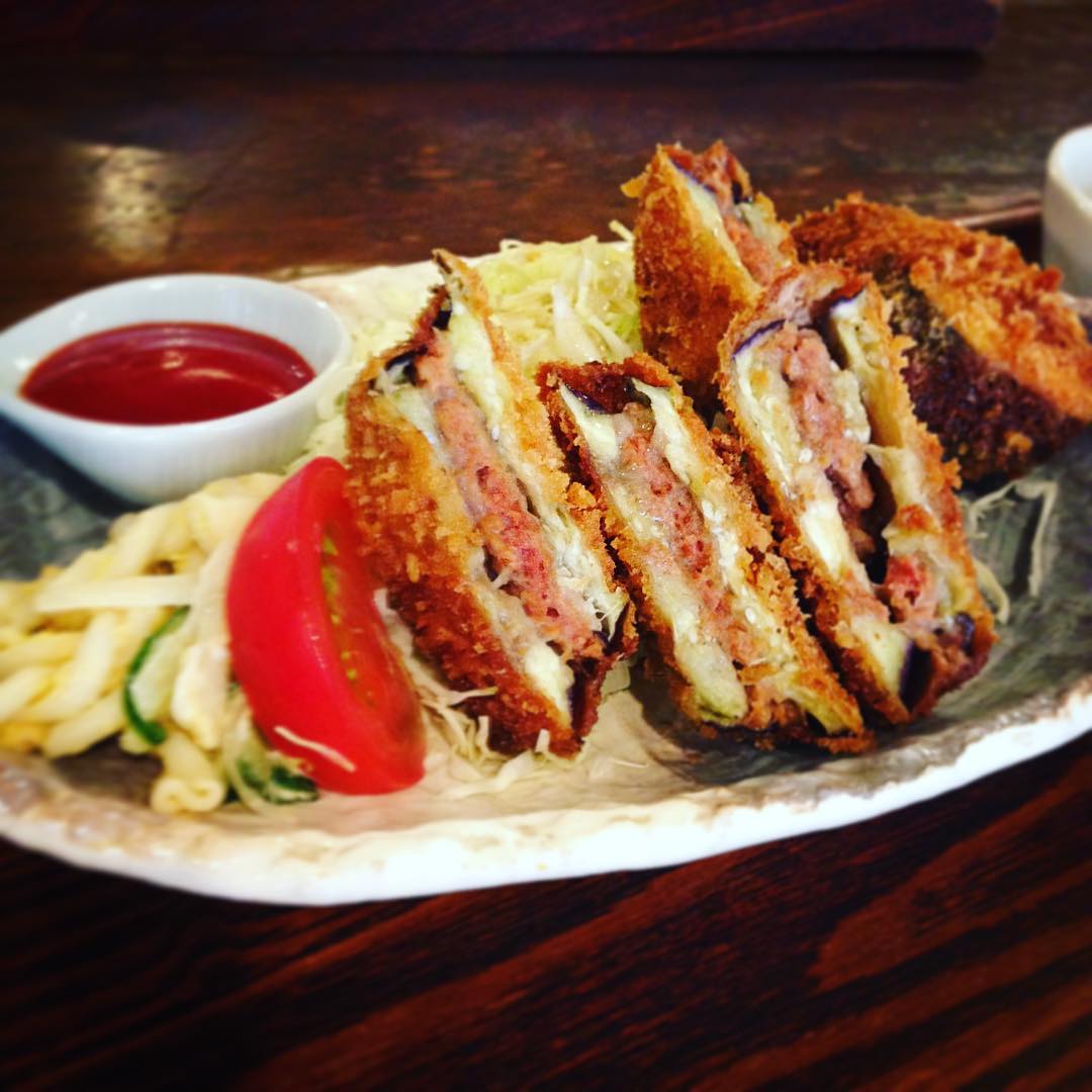 今日のまかないは「茄子のひき肉サンドフライ」です。
一口食べたらさっくさく、お肉はジューシー。何個でもいけちゃう
夜のメニューにもあるのでぜひ食べてみてください。（い）