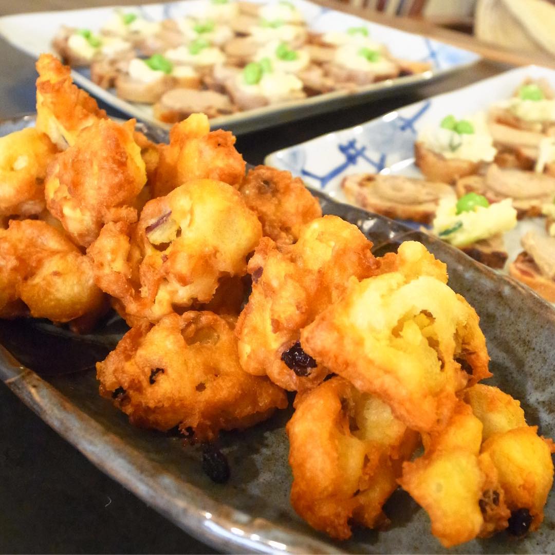 今回はさつまいもとレーズン、小松菜とスモークサーモンの二種類のパナードにポテトサラダとレバーペーストのカナッペ、揚げかぼちゃのスパイスサラダにおなじみ定番の鶏のから揚げでした！お集まりのみなさん、おいしくお召し上がり下さいね〜！（お）