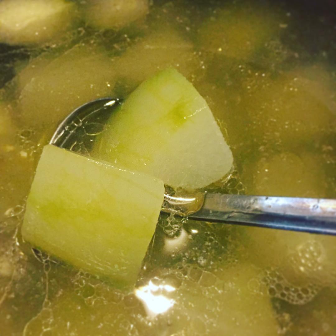 明日の、あるだけランチのために煮ましたよ!「冬瓜と手羽元のあっさり煮」はベトナム風。
ていうか、今日の夜のお客さんはどこ行きましたかー？（麻）