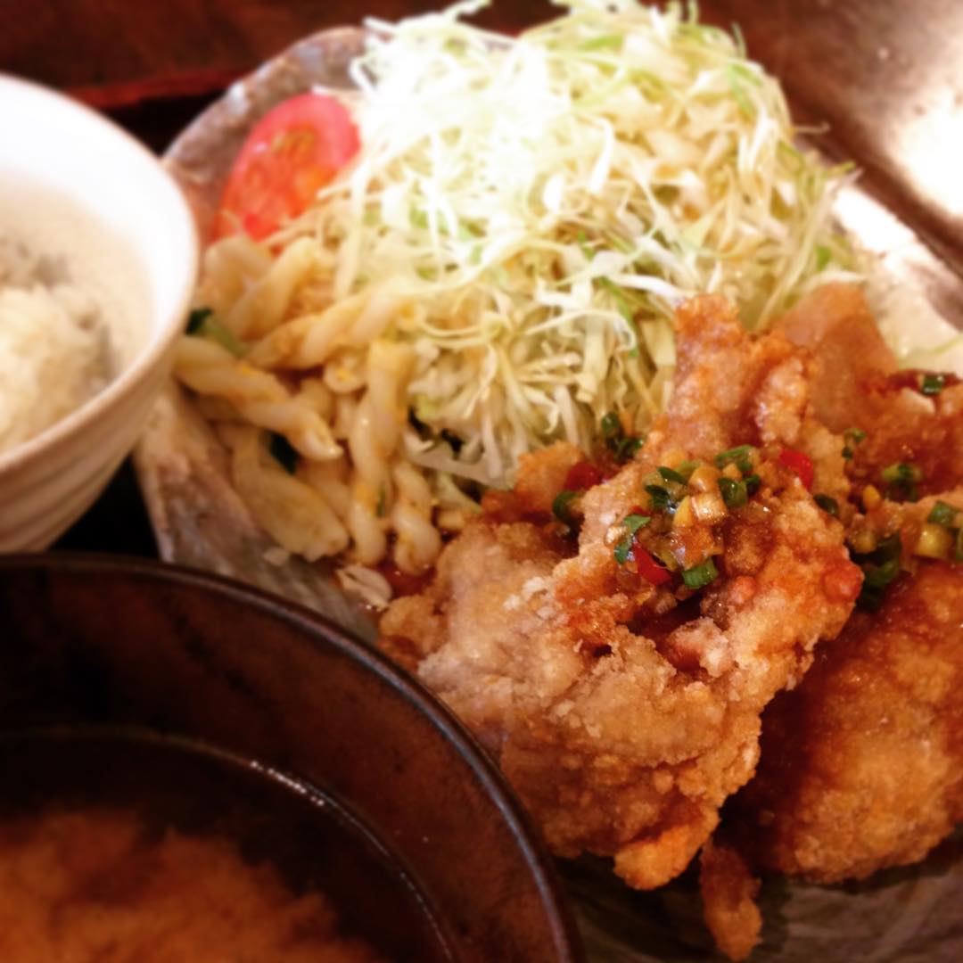 今日のまかないは「豚のからあげ中華香味だれ」です。お腹はすいてるけど揚げ物は…な季節ですが酸味あるさっぱりだれで余裕の完食。みずみずしい千切りキャベツが素敵です。(うめ）