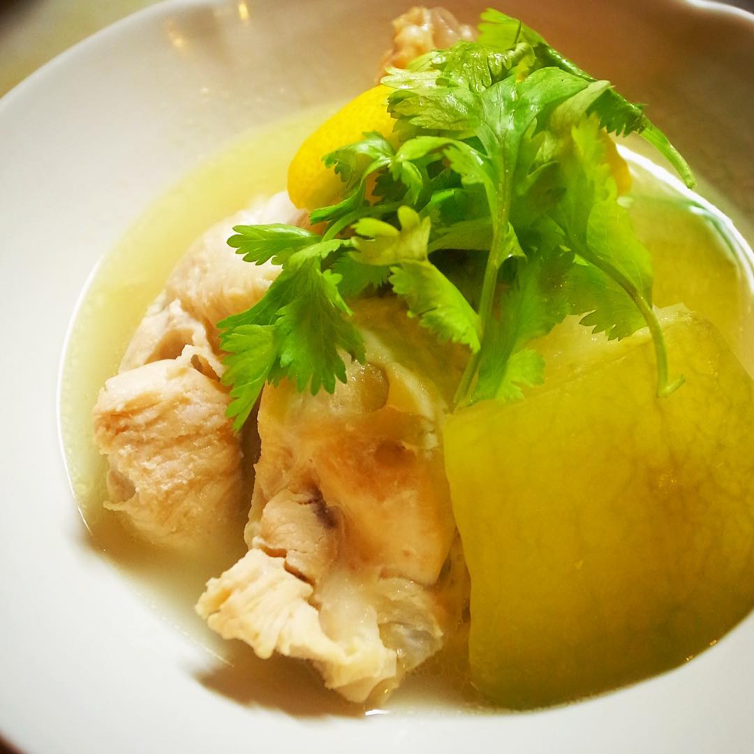 みずみずしい夏の煮物は冬瓜！鶏手羽元といっしょにやさしく煮付けた「冬瓜と鶏手羽元のあっさり煮」！ナンプラーでほんのりベトナム風！レモンとパクチーがアクセント！（お）