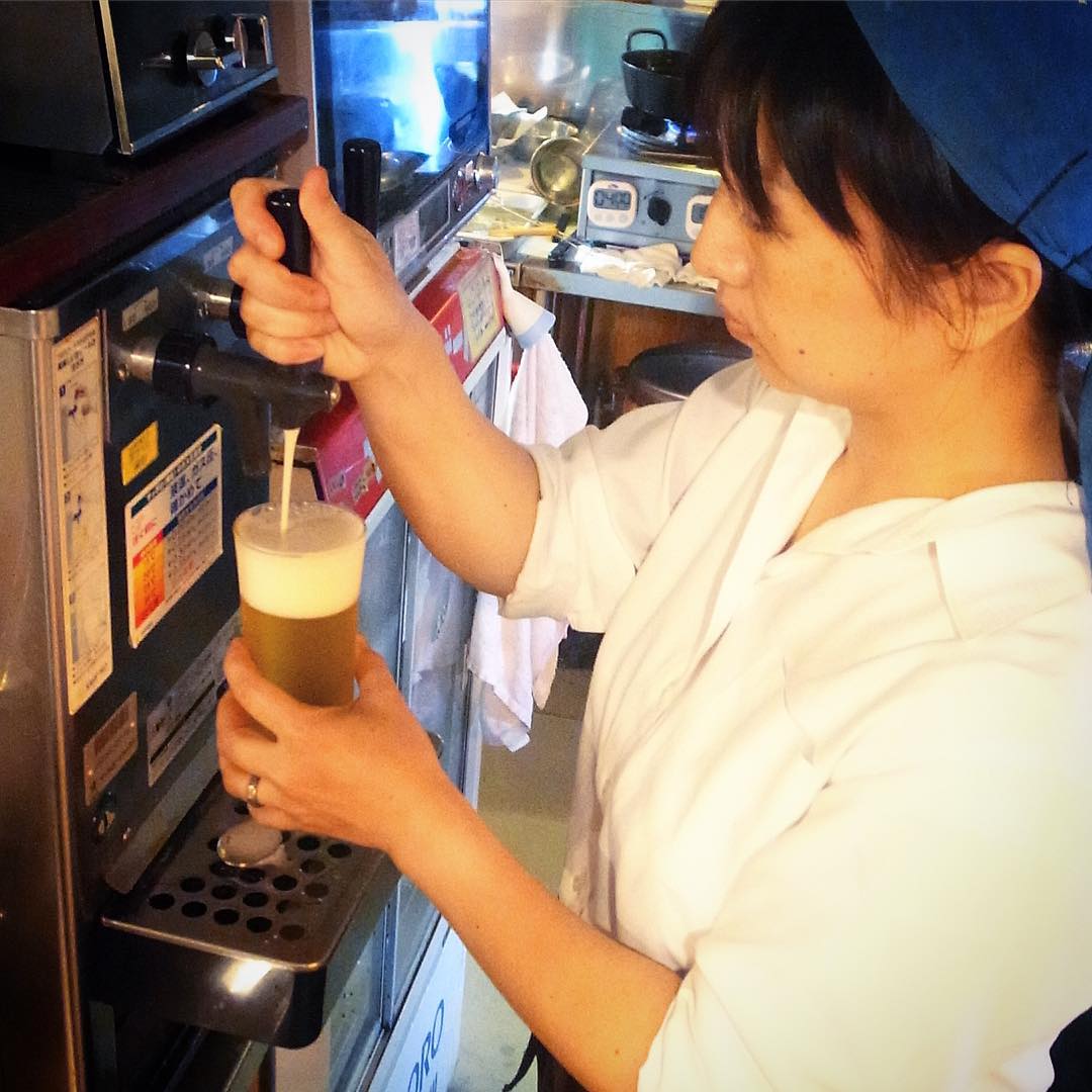 いやそれにしても蒸しますねの真夏の夜です水曜日…店長ミヤザキ自らビールをゴクゴク注いじゃいますよ！ヒエヒエですよ！カレーもアルヨ！（笑）（お）