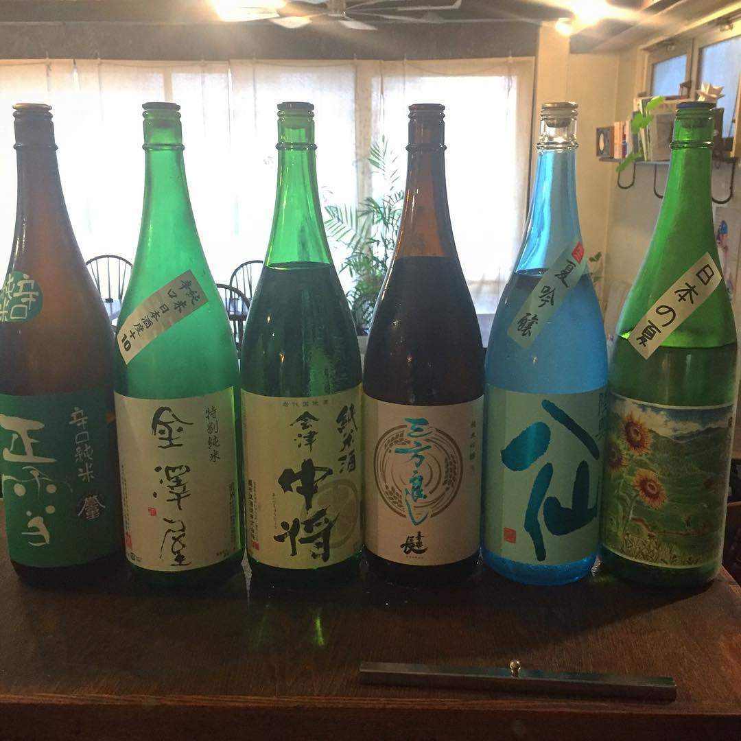 さてさて、夏も本番になっておりますが、夏らしい日本酒も盛りです！青森・八仙は夏吟醸、スルッと飲みやすい夏酒です。長野の明鏡止水・日本の夏、そろそろ無くなりつつあるのでお早めに！気楽長・三方良しの純米吟醸はキリッと酸の効いたキレキレ系。安定の旨さ・福島・会津中将は穏やかな純米酒でご用意。ハーブっぽい爽やか辛口・金澤屋と、ポテサラと合わせていただきたい静岡・正雪は季節を問わず店長のお気に入り。夏も日本酒もワインも、行きましょう！（麻）