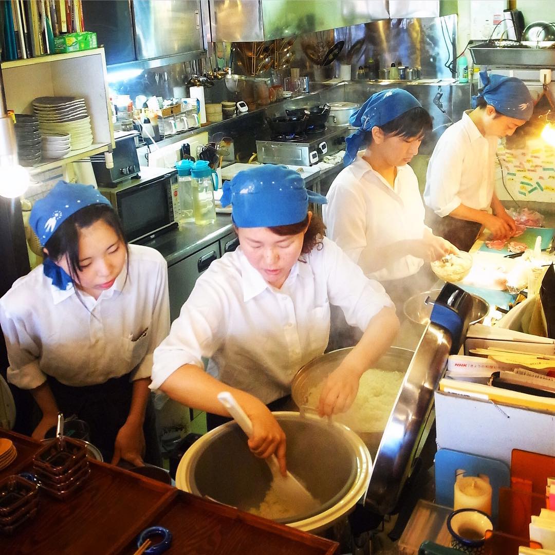 炊きたてあつあつ大釜からごはんを保温ジャーに移すのでさえ、ちょっとしたコツがあったりするもので、ベテランウメさんが大学生スタッフもっちゃんにお手本を見せてもらってます…と、そんなウメさんに教えたのは、キレッキレに仕事が出来たホーリーだったなぁと、また懐かしく思い出してもみたり（お）