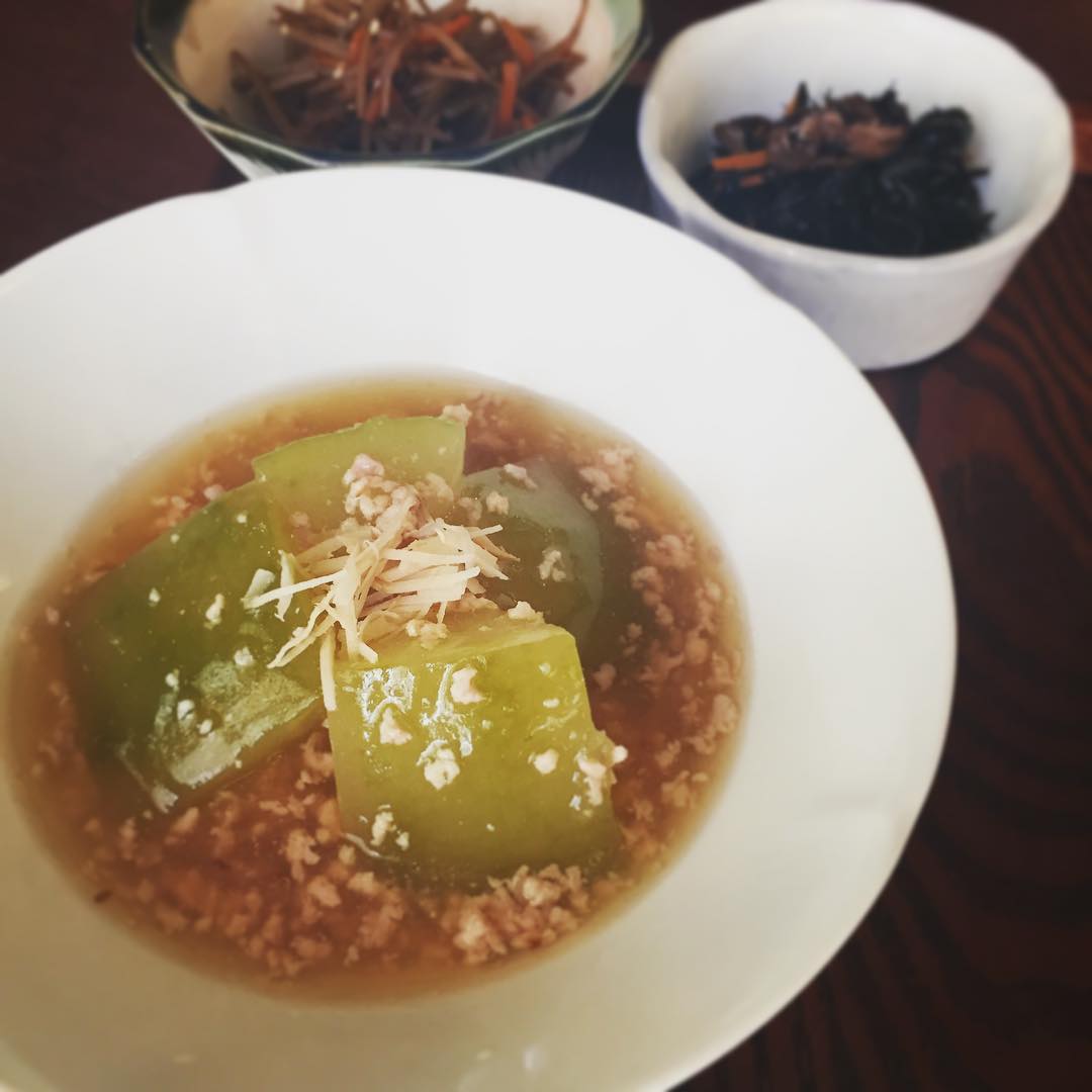 最近ランチが暇なんですよ！特に平日の…もしかしたらみなさん、夏バテ？というわけで、平日の「あるだけランチ」では、夏バテでも美味しくいただける優しいメニューを強化してみようと思います！本日は冬瓜のあっさりそぼろ煮ときんぴらごぼうでした！明日は鮭とキノコのホイル焼きを予定しております。もちろんいつもの元気な日替わりも！明日は長芋ときのこの豚肉巻き揚げですよ！（麻）