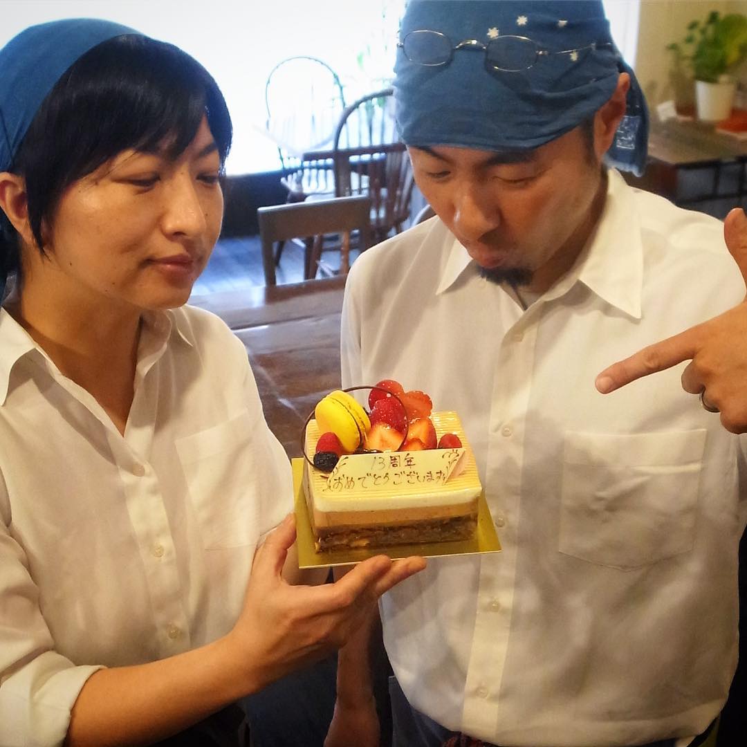 さてと7月1日…当店13周年記念からちょうどひと月…マンヲジシテ（？）元キッチンスタッフはヒデキがご来店！さすがのスウィーツ部長は小さなホールケーキをお祝いにいただきました！いや、ホントオソロシイほどおいしかった！サンクス！（笑）（お）