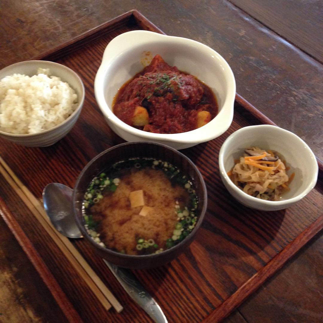 今日のまかないは「肉だんごとじゃがいも、茄子のトマト煮」です。トマトが苦手な私ですが今日はどうしても食べたかったんです。酸っぱいけど後を引くおいしさ。これにチーズをかけたのが夜のメニューに入ってます。ご来店お待ちしてます。