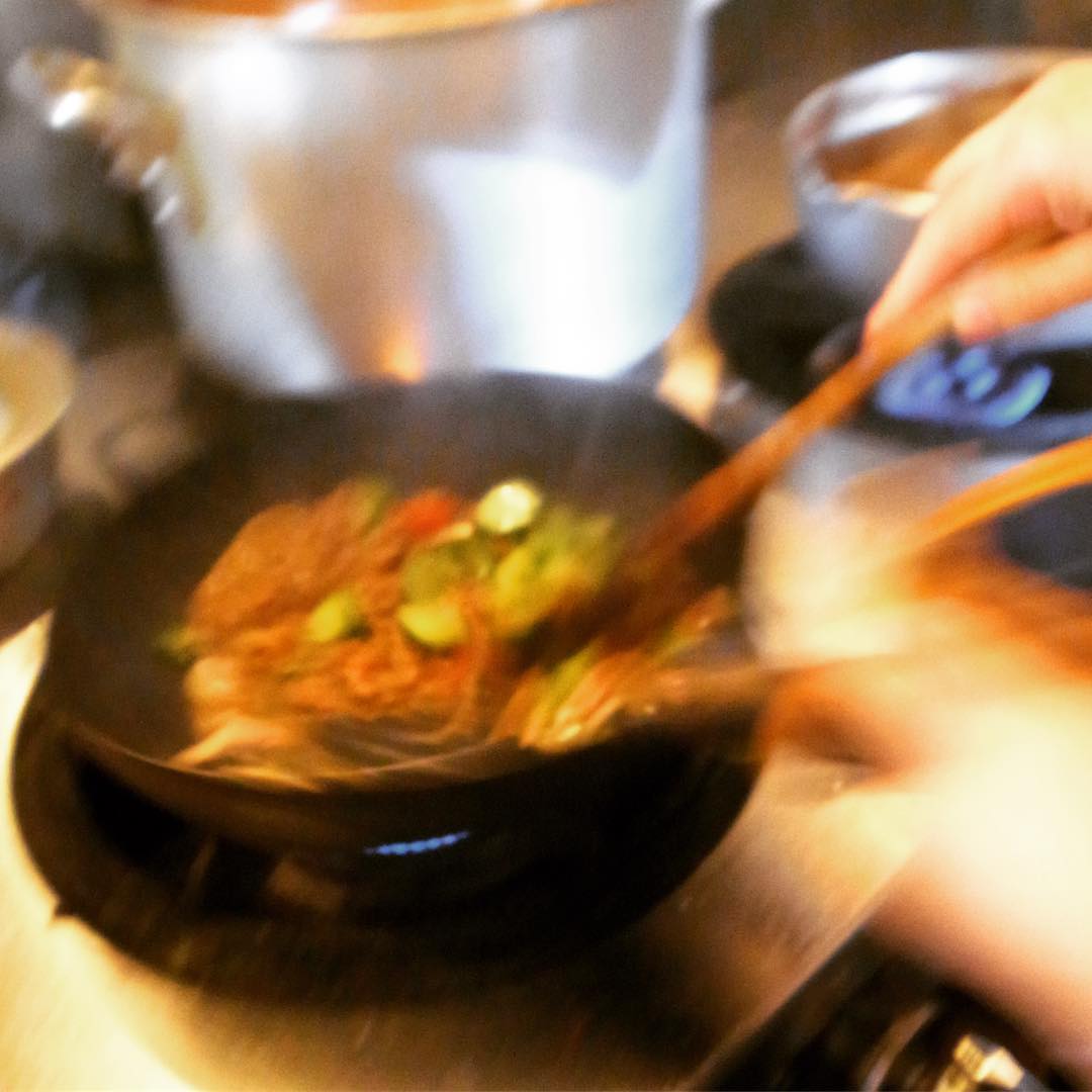 昨夜登場の新作カレーは「塩もみ茄子ときゅうりのフレッシュキーマカレー」！今夜も店長ミヤザキじゃじゃっと作っちゃってますよ！（お）