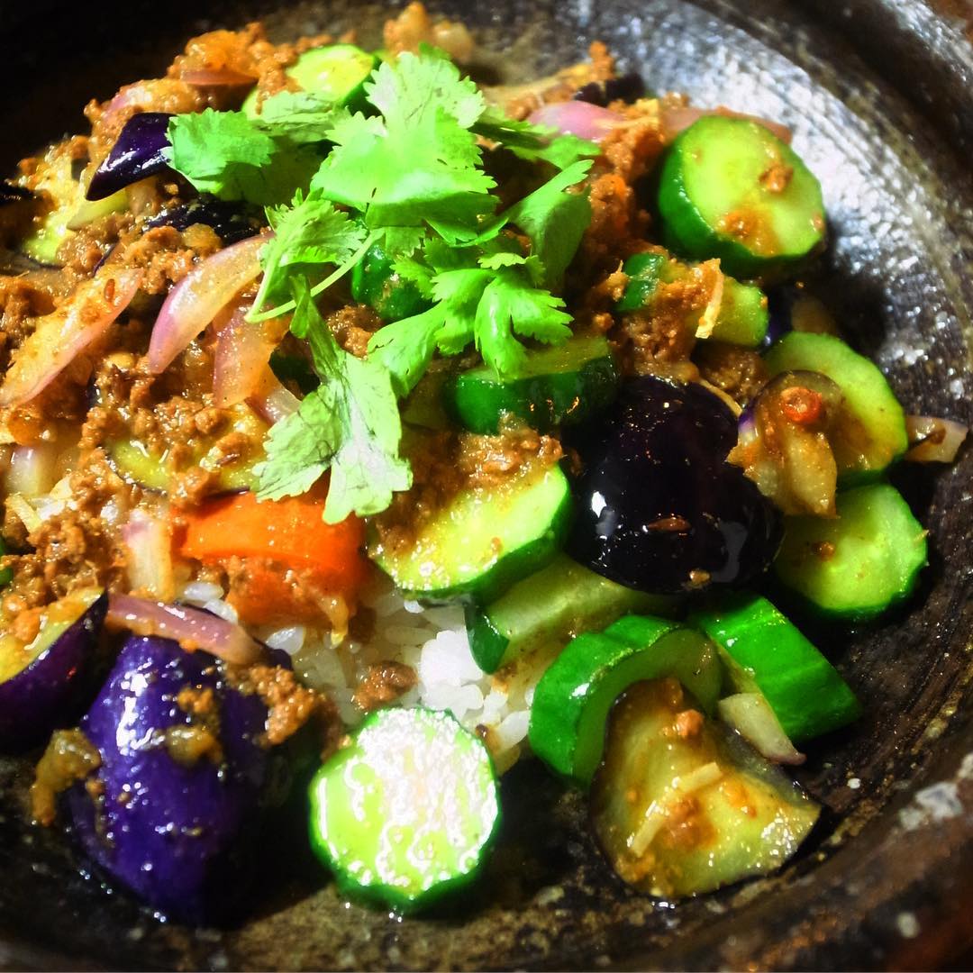 店長ミヤザキが一昨日Twitterで予告もしましたが今週の新メニューは新作カレー！「茄子ときゅうりのフレッシュキーマカレー」！牛挽肉と玉ねぎ完熟トマトのキーマカレーは塩もみ茄子ときゅうりを合わせてじゃじゃっと炒めて出来上がり！もちろんパクチーを添えて！暑い夏にはうってつけ！（お）