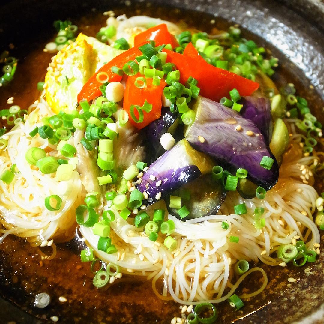 今週末は夜の〆メニューはつるつるひんやりそうめん！さっくり揚げた夏野菜をのっけた「揚げ野菜のっけそうめん」！やさしいお味のだし汁でするする入っちゃいますよ！（お）