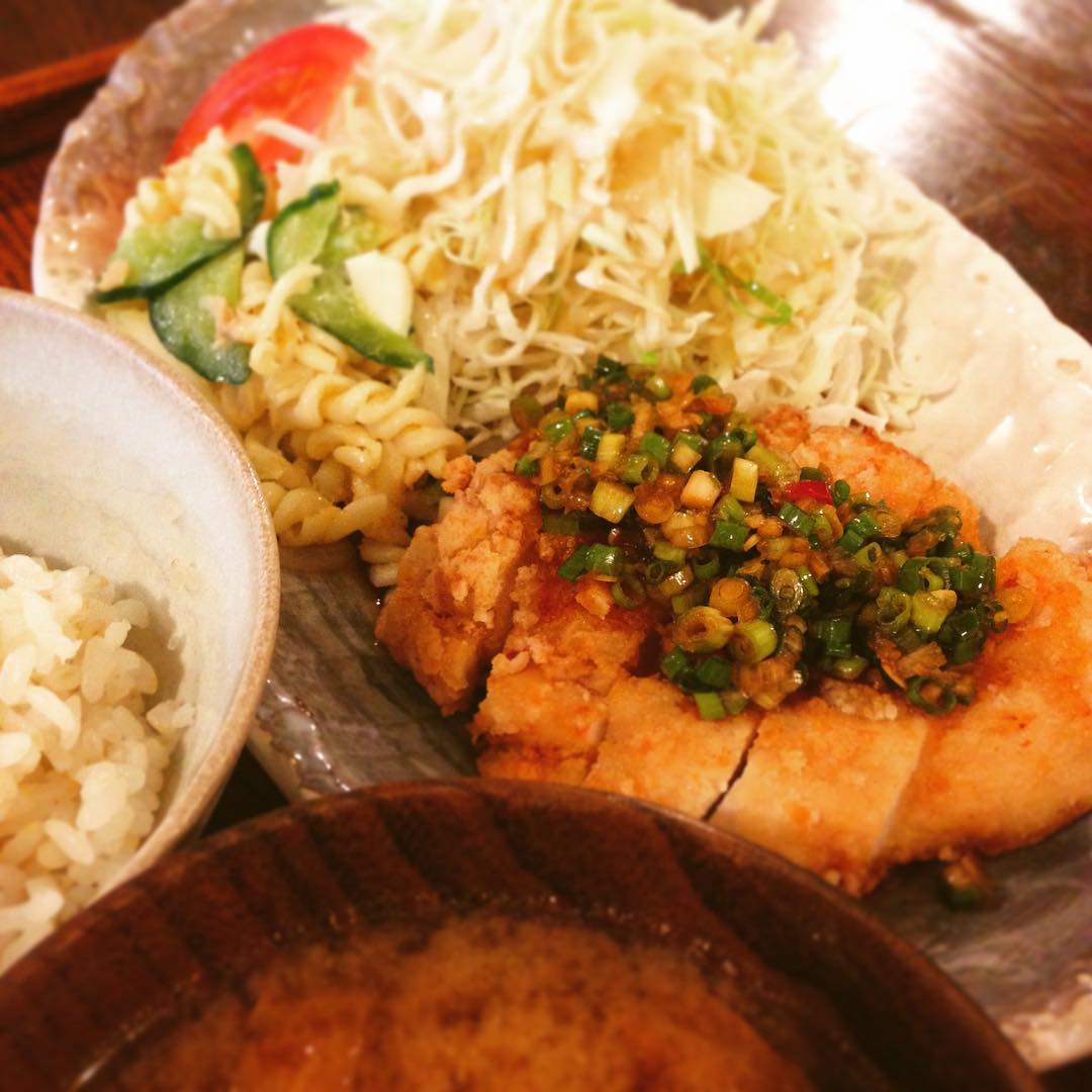 今日のまかないは「鶏のから揚げ中華香味だれ」です。最近少しビールの美味しさがわかってきまして、中華香味だれはビールが合うと聞くと飲みたくなりますね、ランチビールを飲まれる方の気持ちがわかってきました。いいですよね。(うめ）